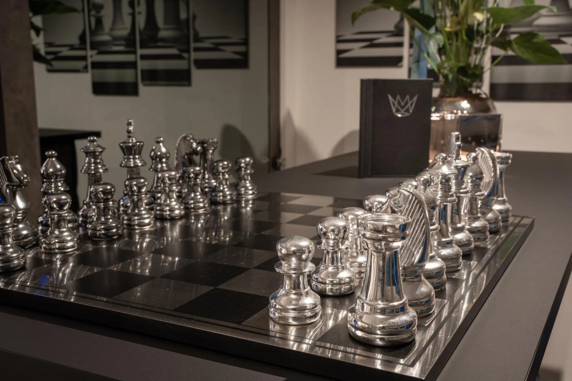 Billiard in The Laurin Small & Charming