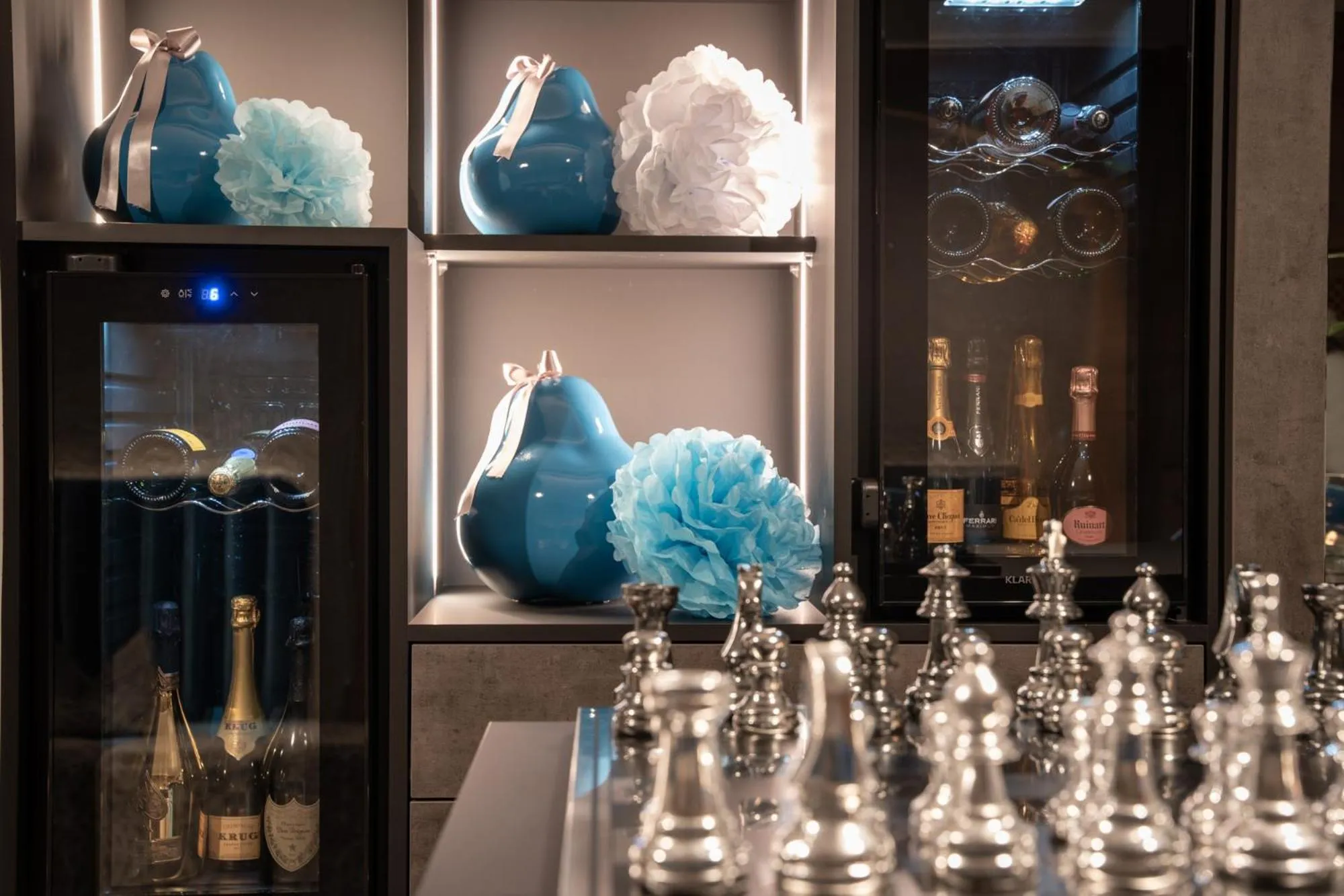 Billiard in The Laurin Small & Charming