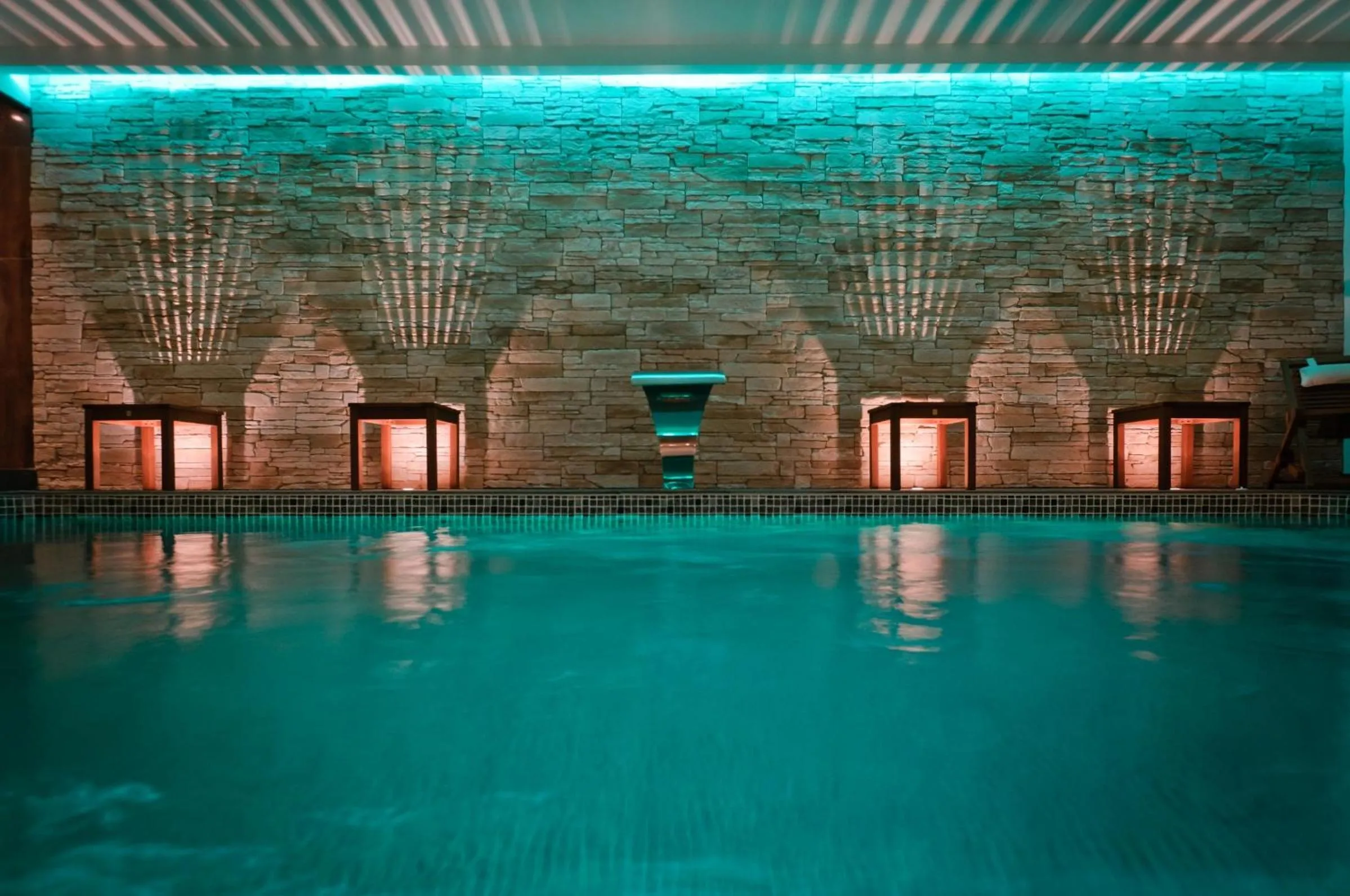 Swimming pool in Hôtel François Premier Cognac Centre