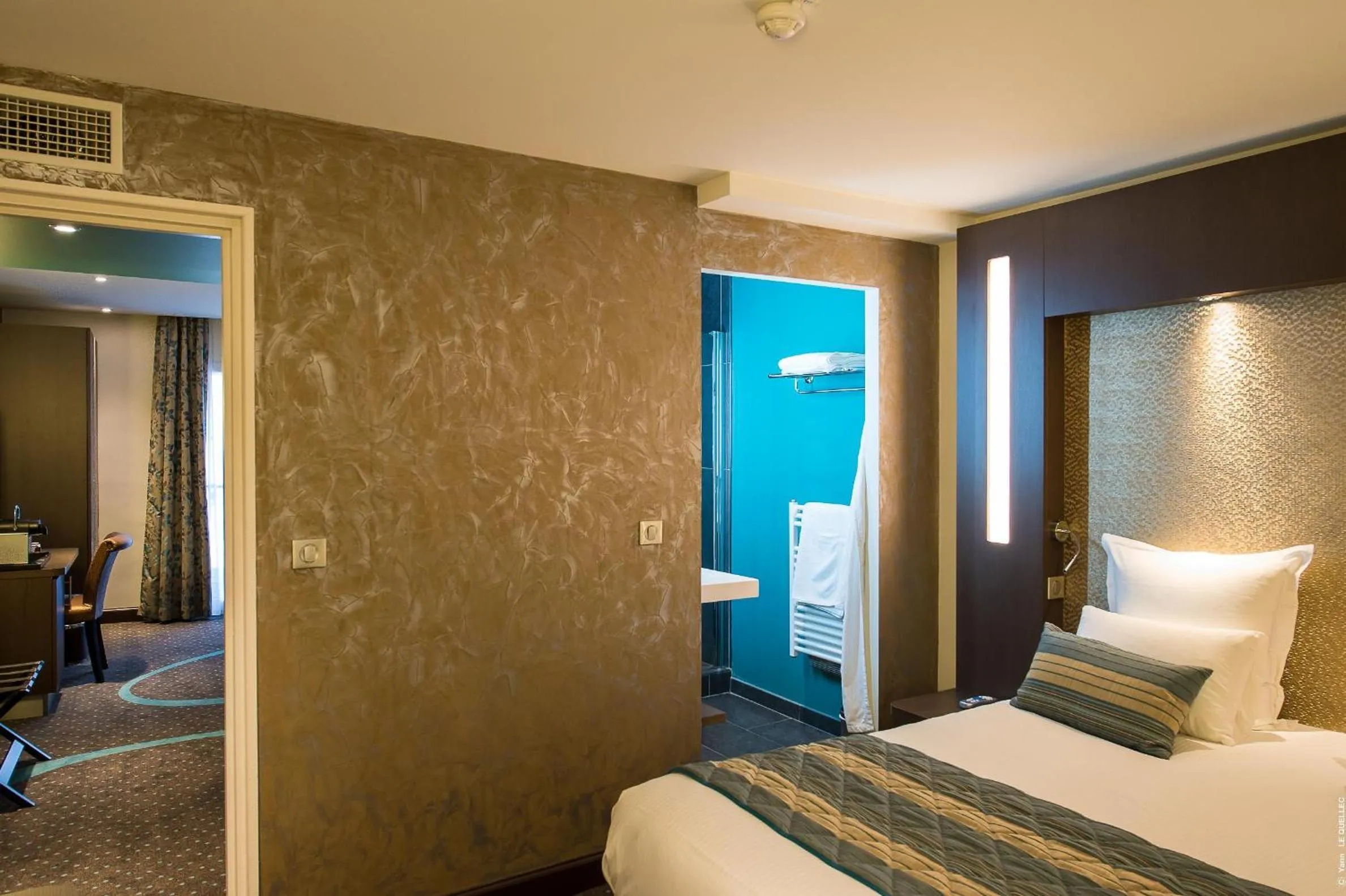 Decorative detail, Bed in Hôtel François Premier Cognac Centre