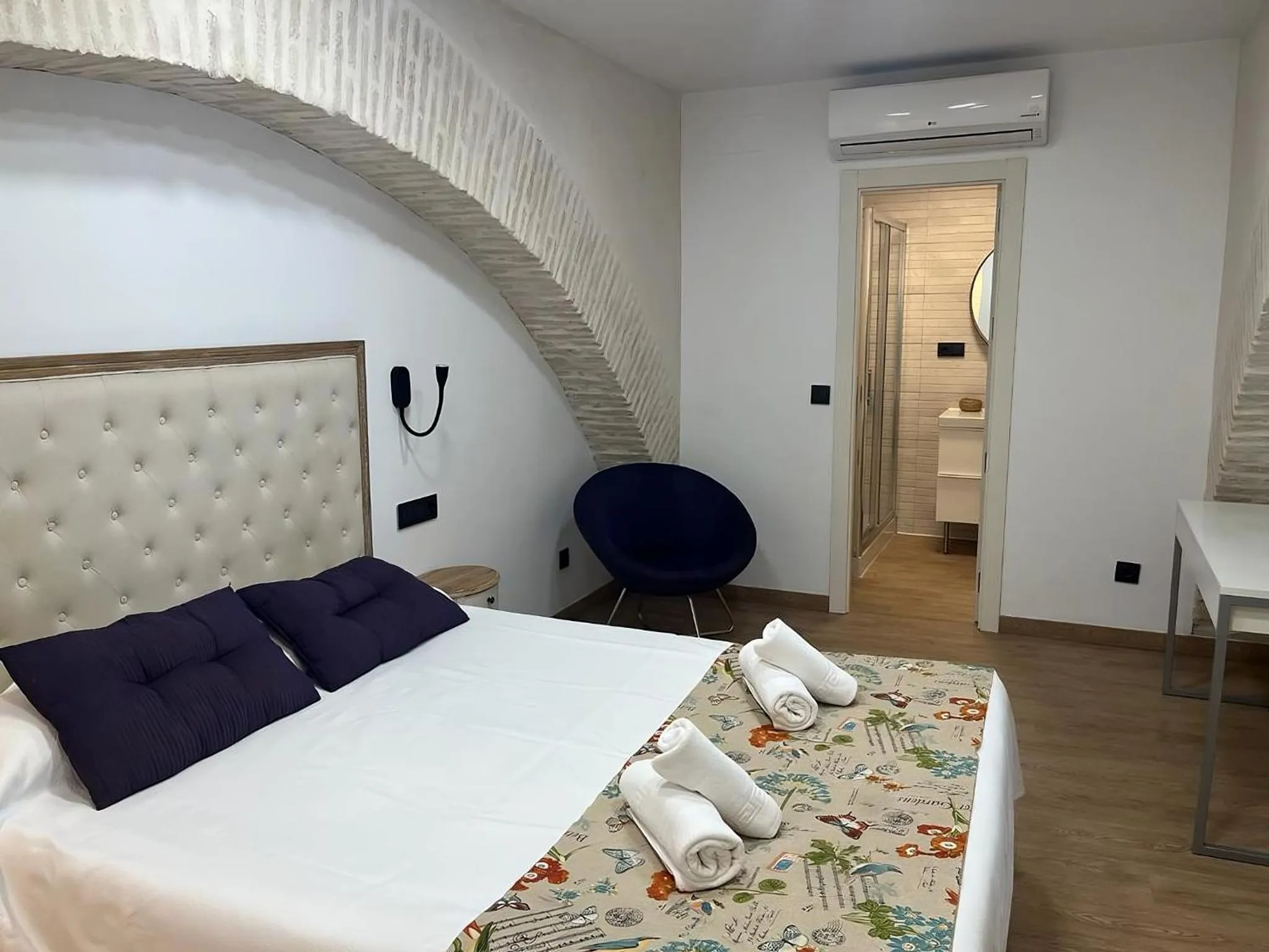 Bedroom, Bed in Apartamentos Living Sevilla Centro Maestranza