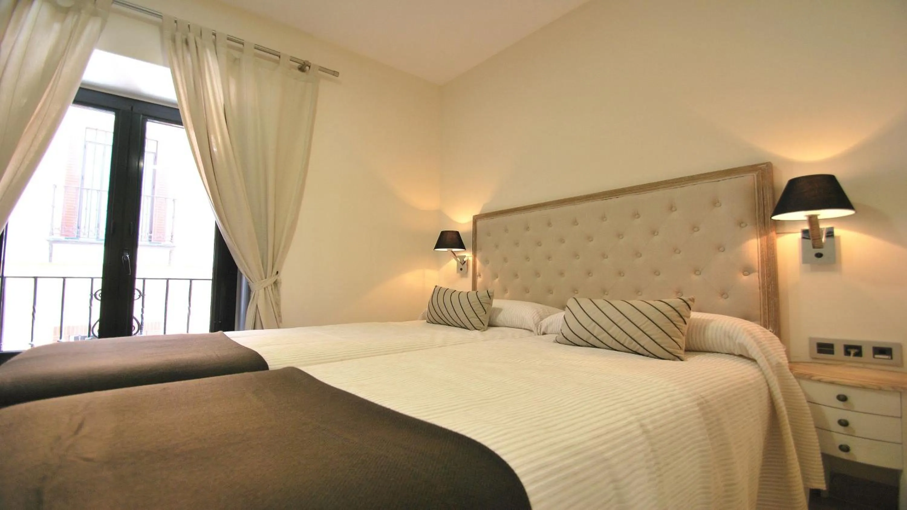 Bedroom, Bed in Apartamentos Living Sevilla Centro Maestranza