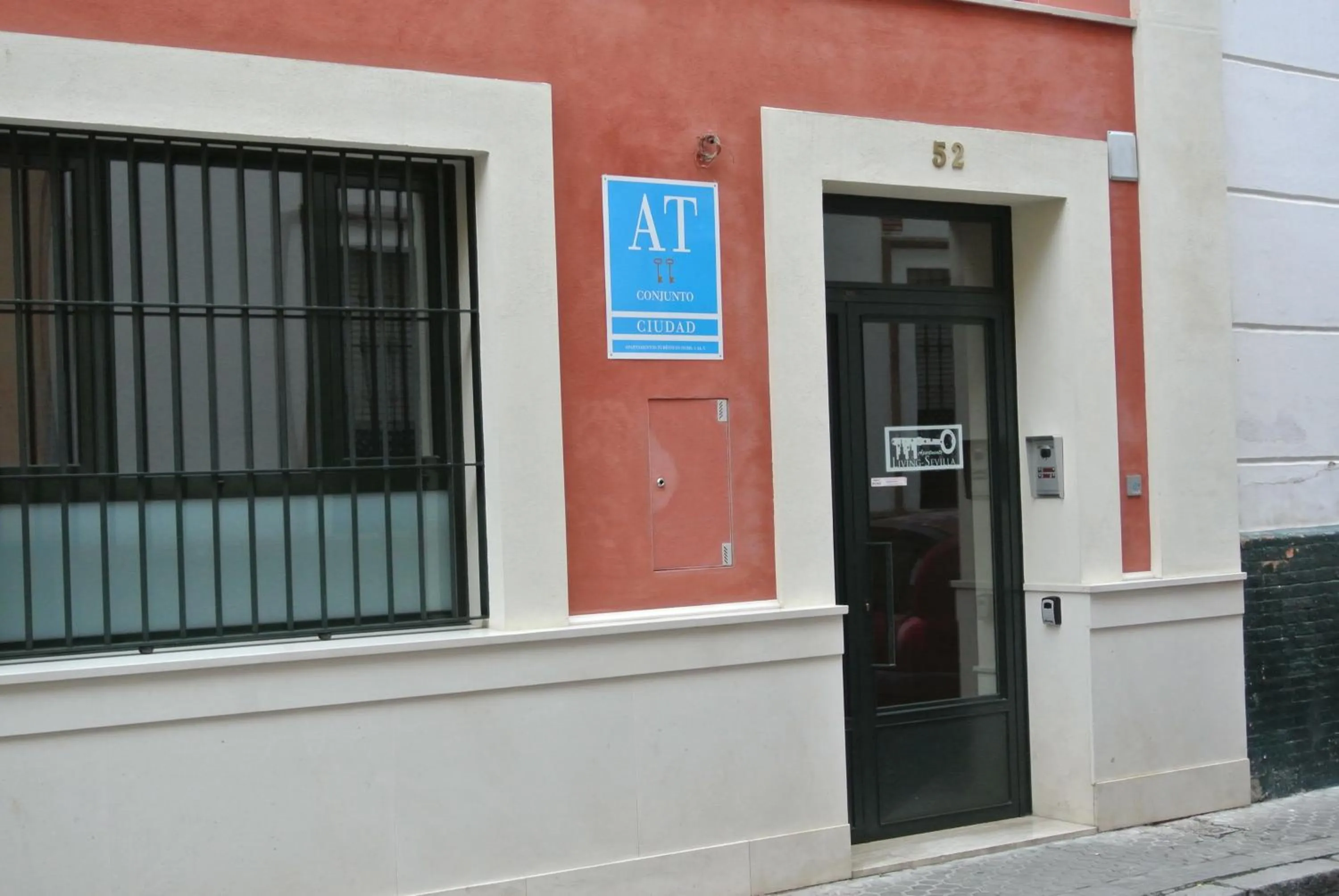 Facade/entrance in Apartamentos Living Sevilla Centro Maestranza