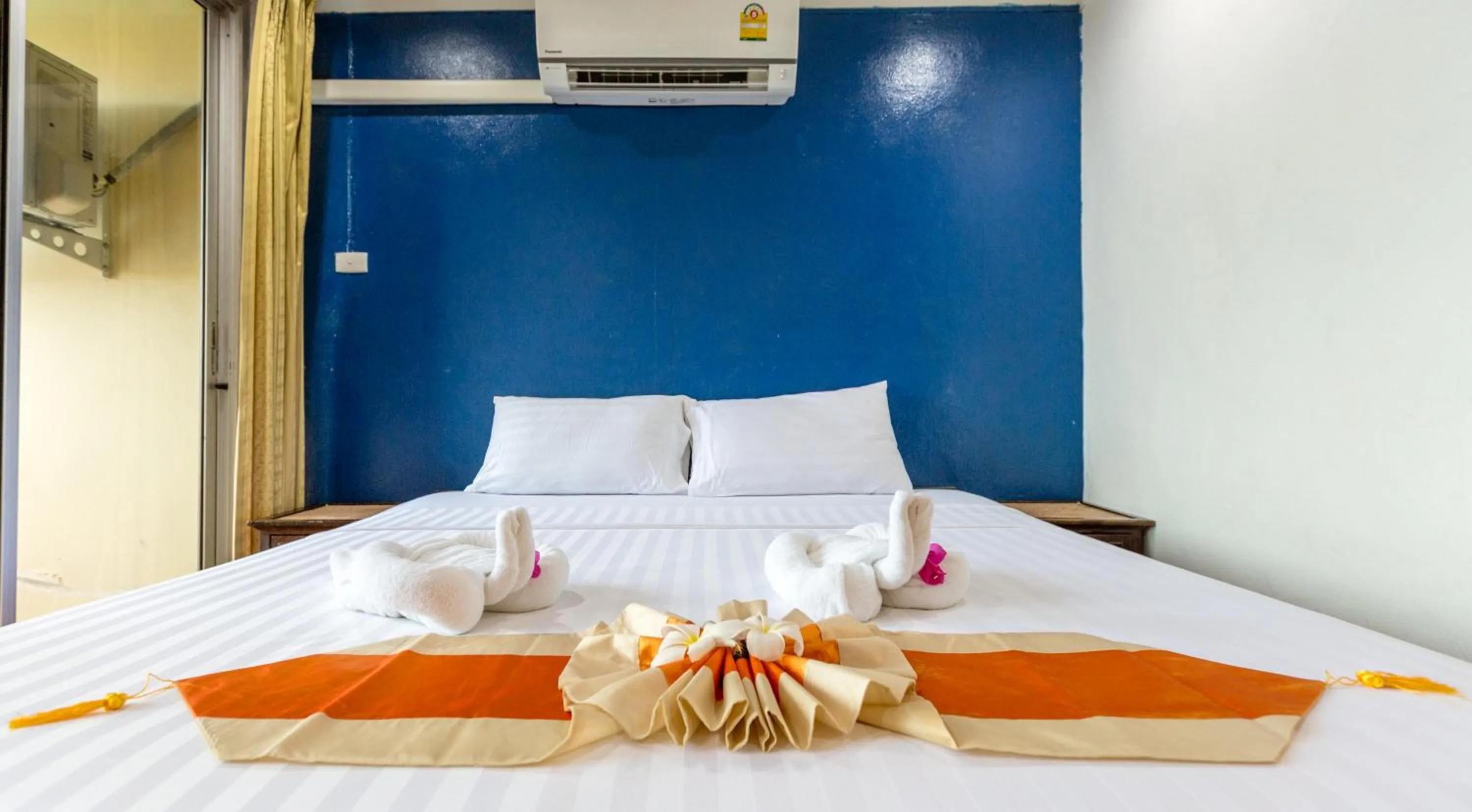 Bed in PorterHouse Beach Hotel