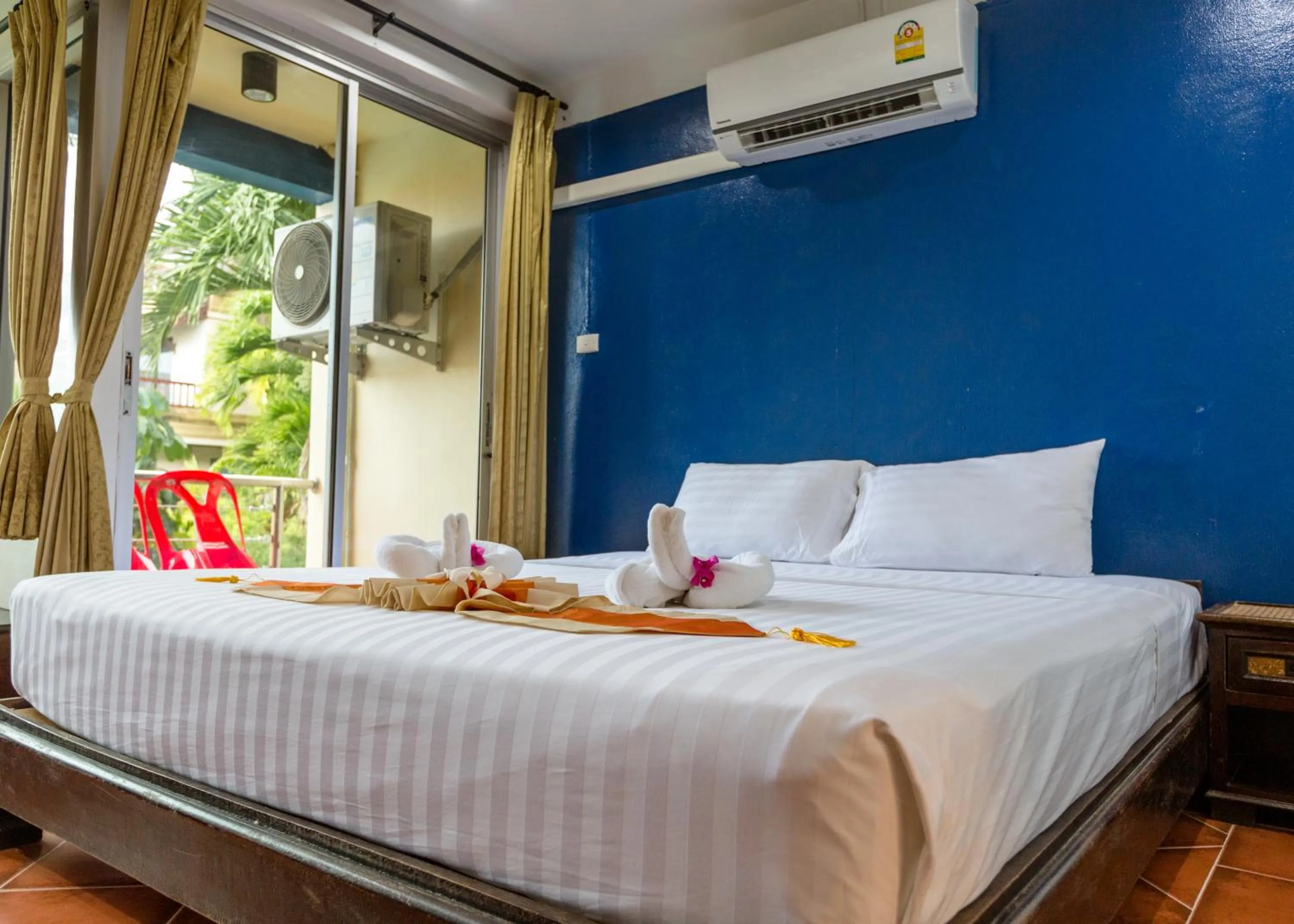 Photo of the whole room, Bed in PorterHouse Beach Hotel