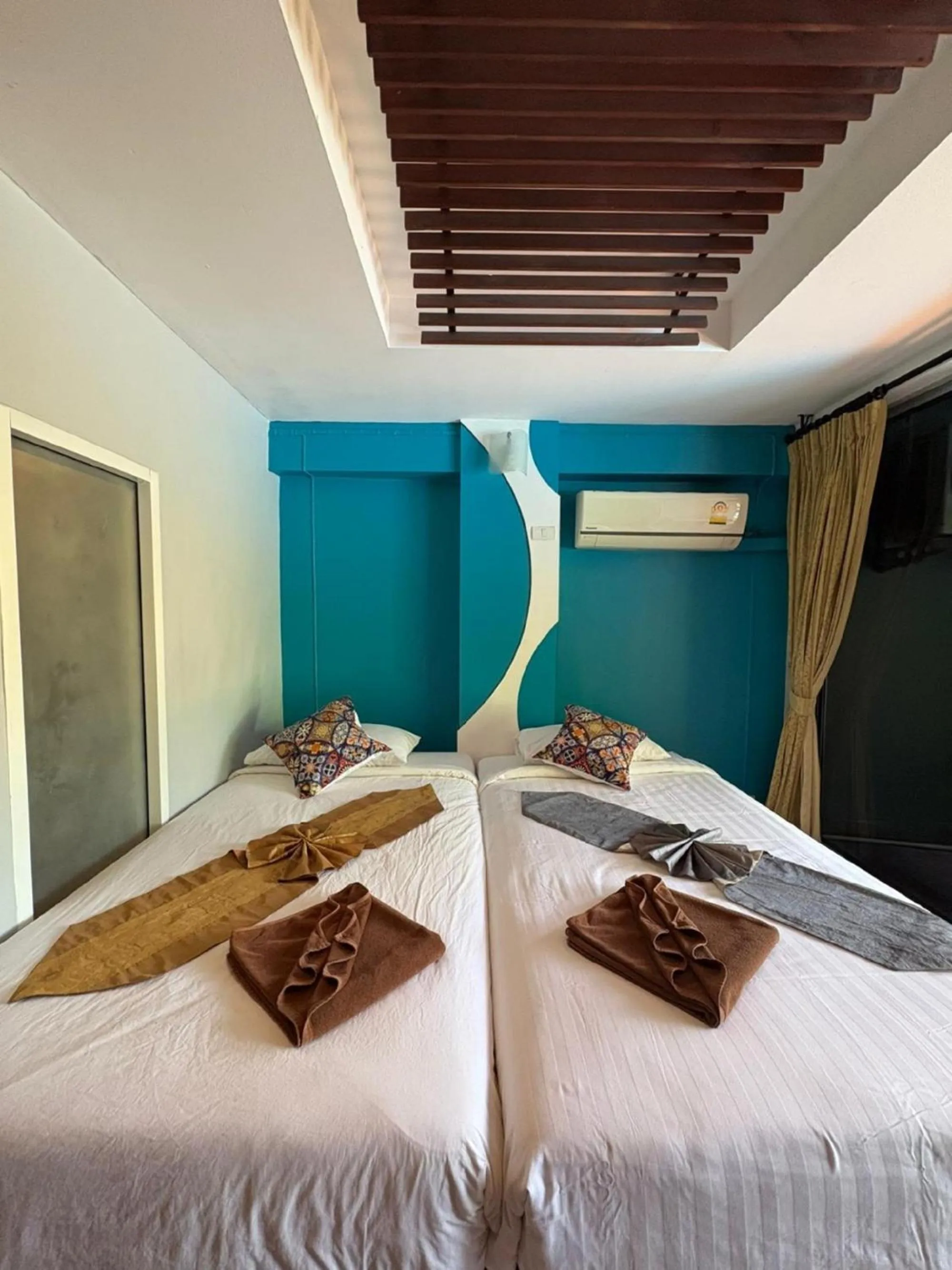 Bed in PorterHouse Beach Hotel