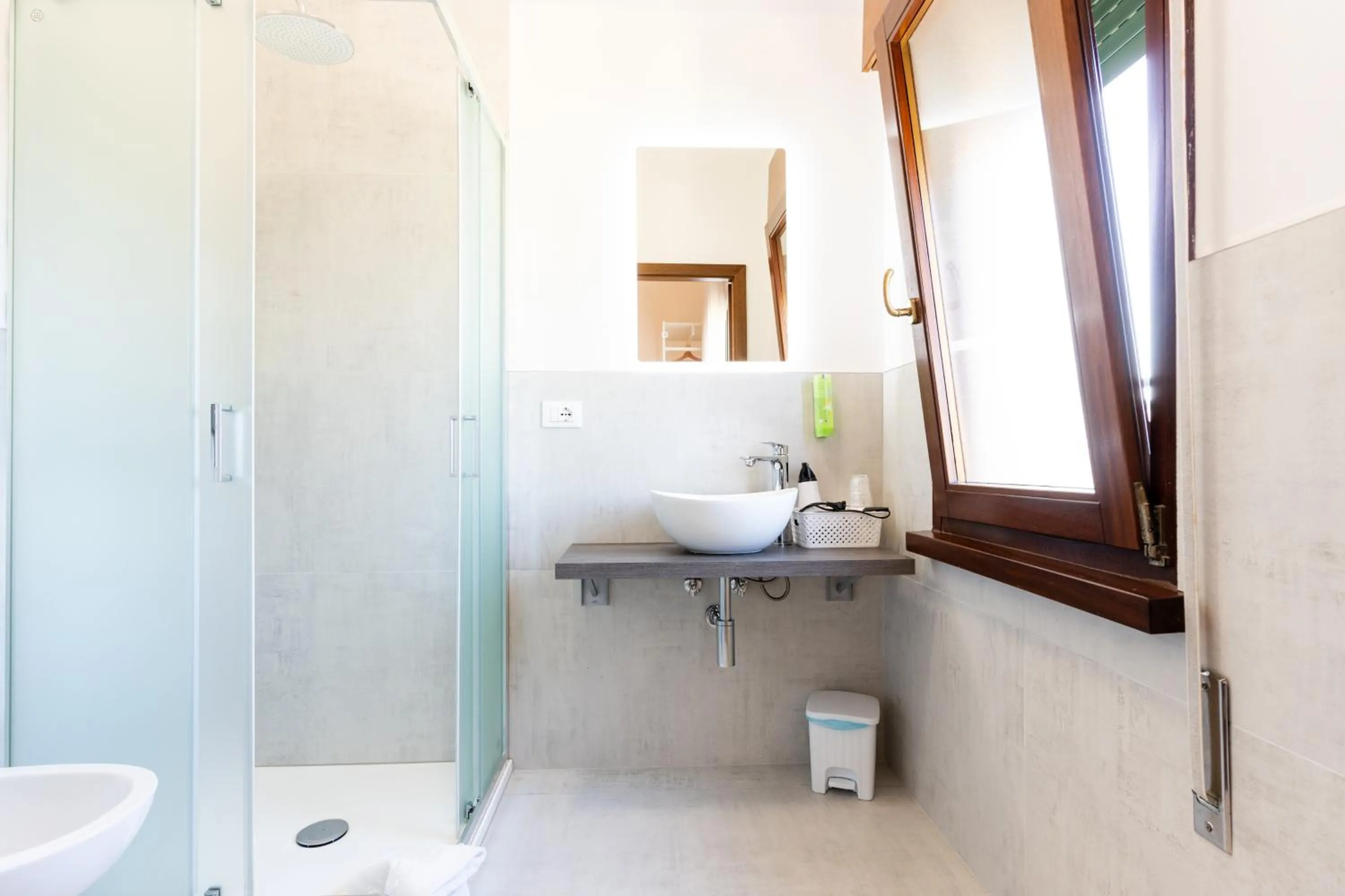 Shower in Hotel Regina