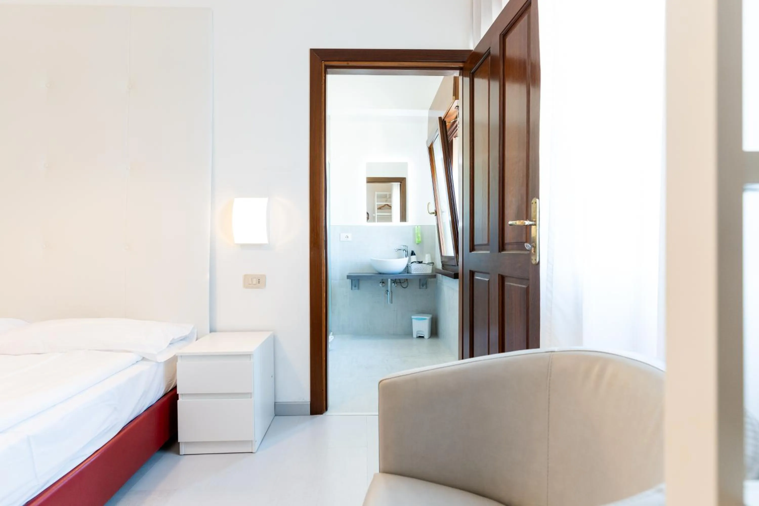 Bathroom, Bed in Hotel Regina