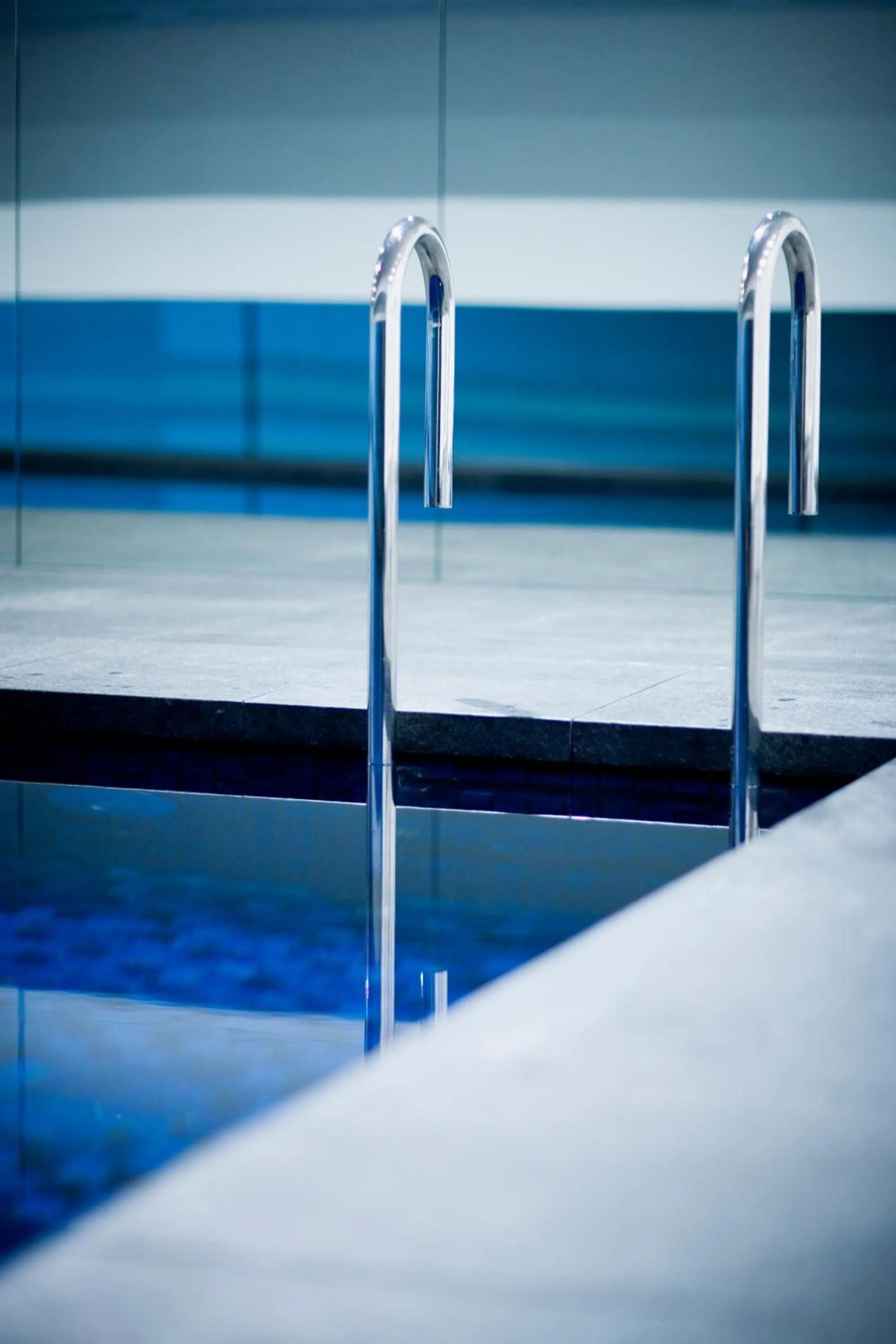 Swimming pool in Fraser Suites Sydney