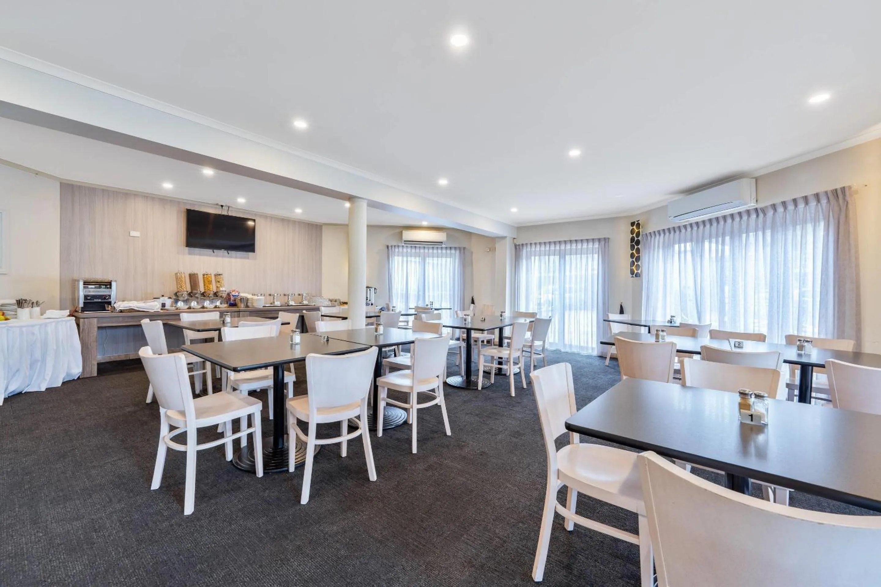 Breakfast in Quality Resort Sorrento Beach