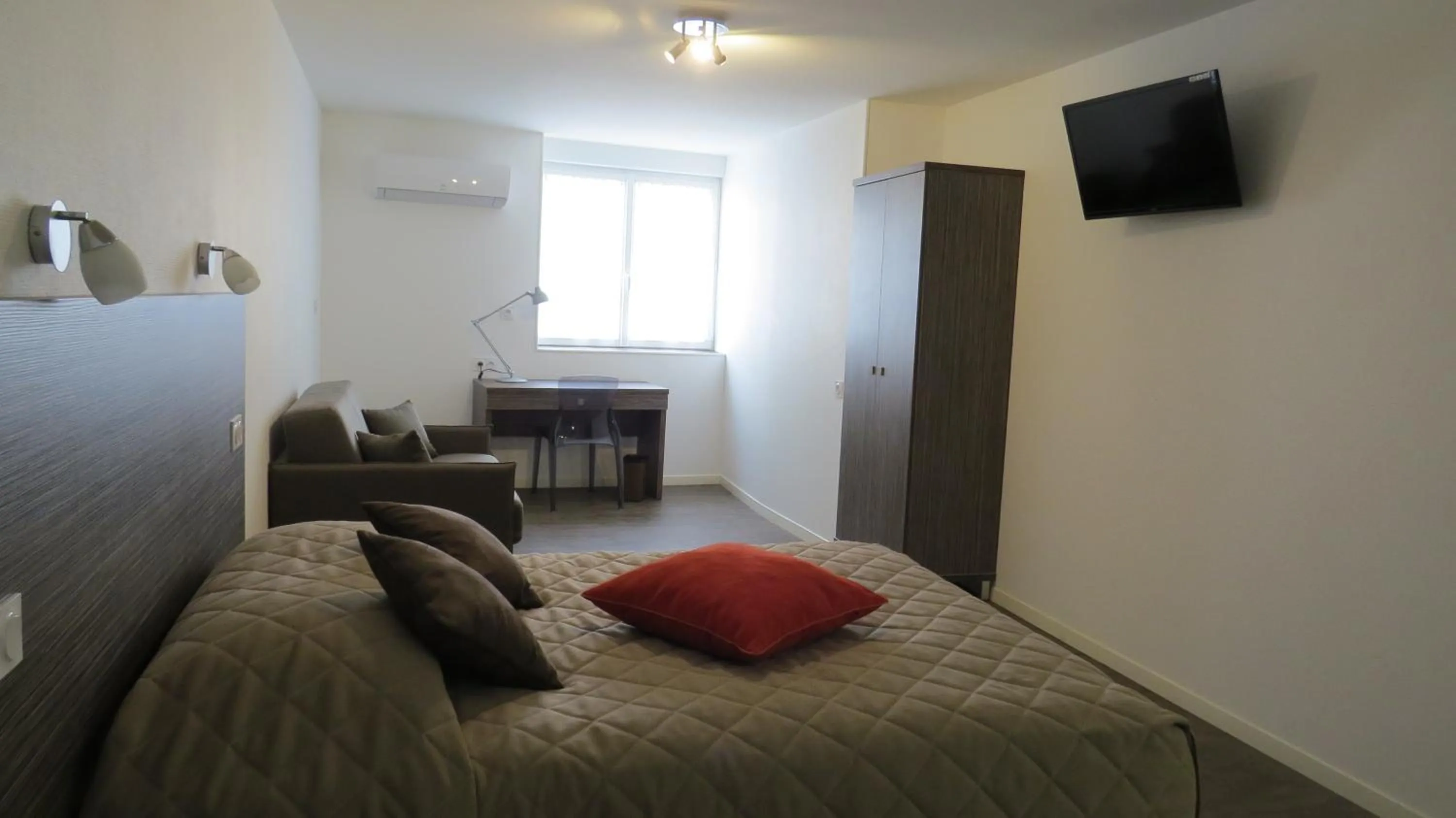 Bedroom, Bed in Hôtel de Clèves