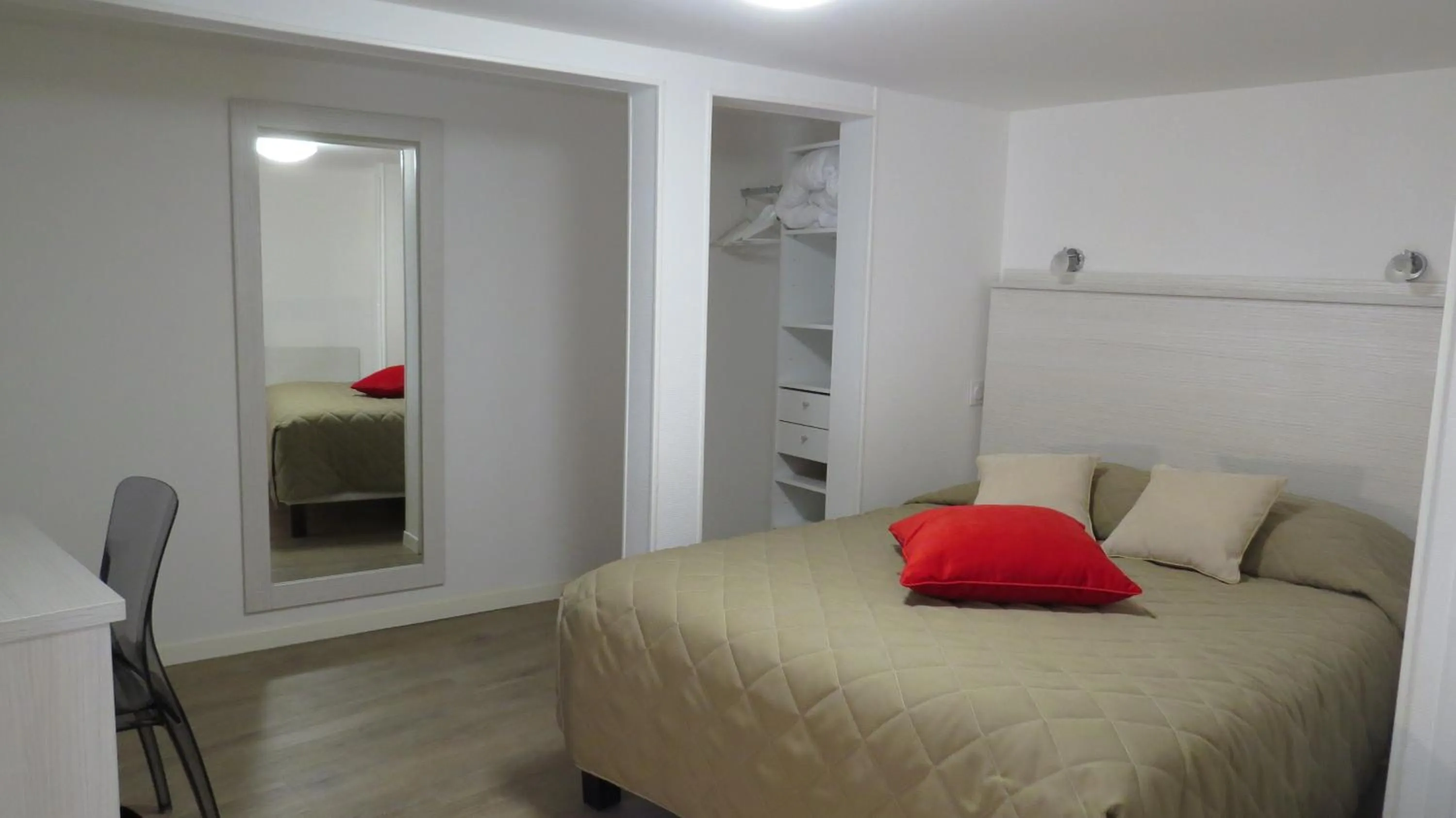 Bedroom, Bed in Hôtel de Clèves