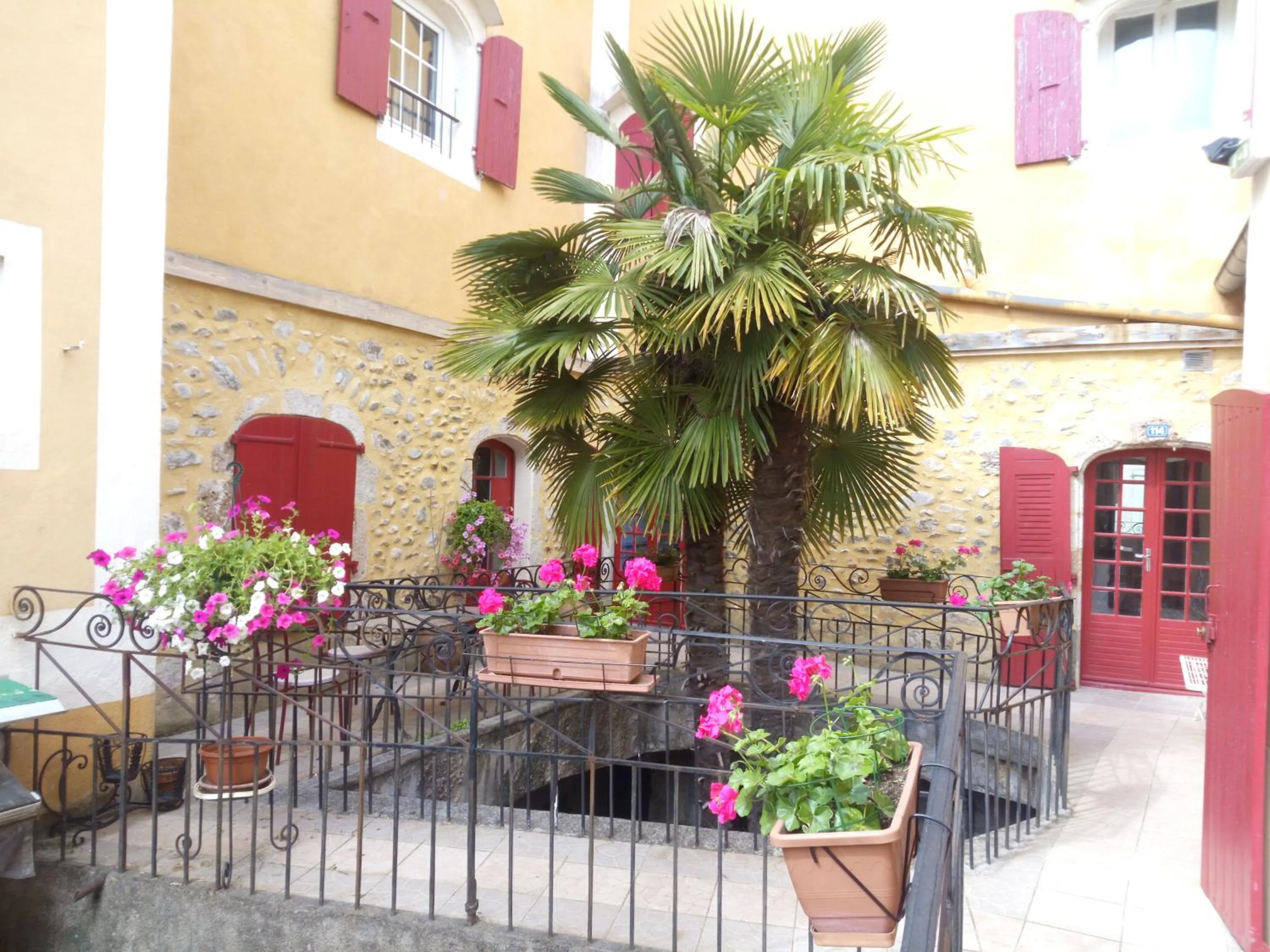Facade/entrance in Hotel l'Oronge