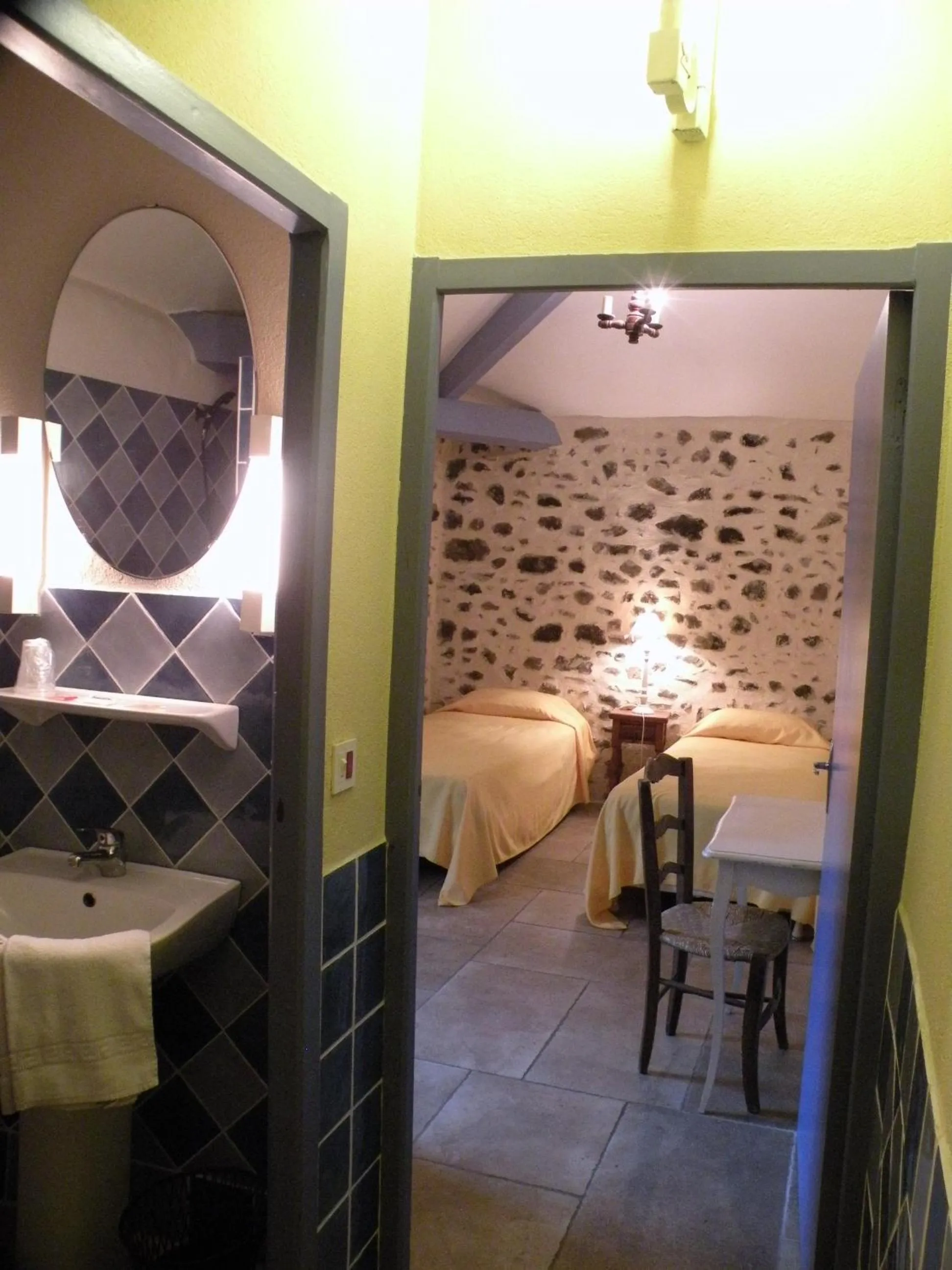 Photo of the whole room, Bed in Hotel l'Oronge