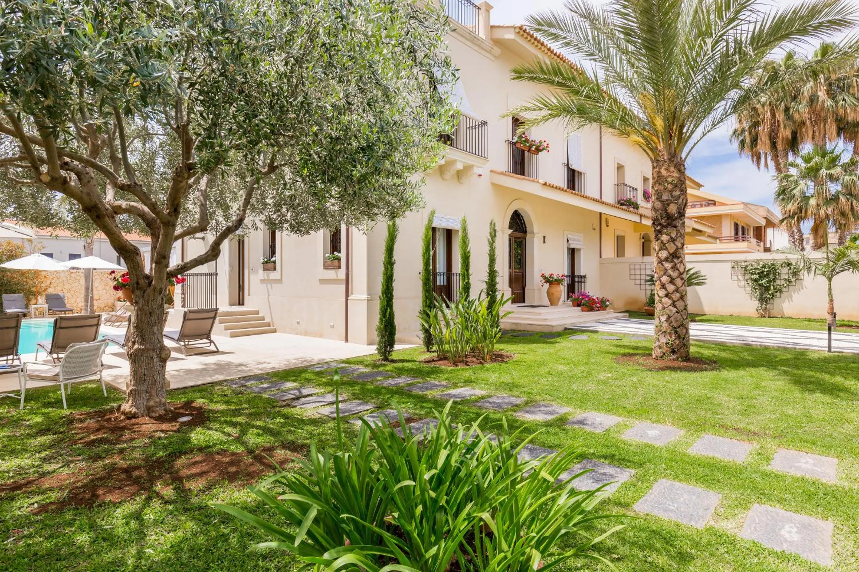 Property building in Villa Raphael