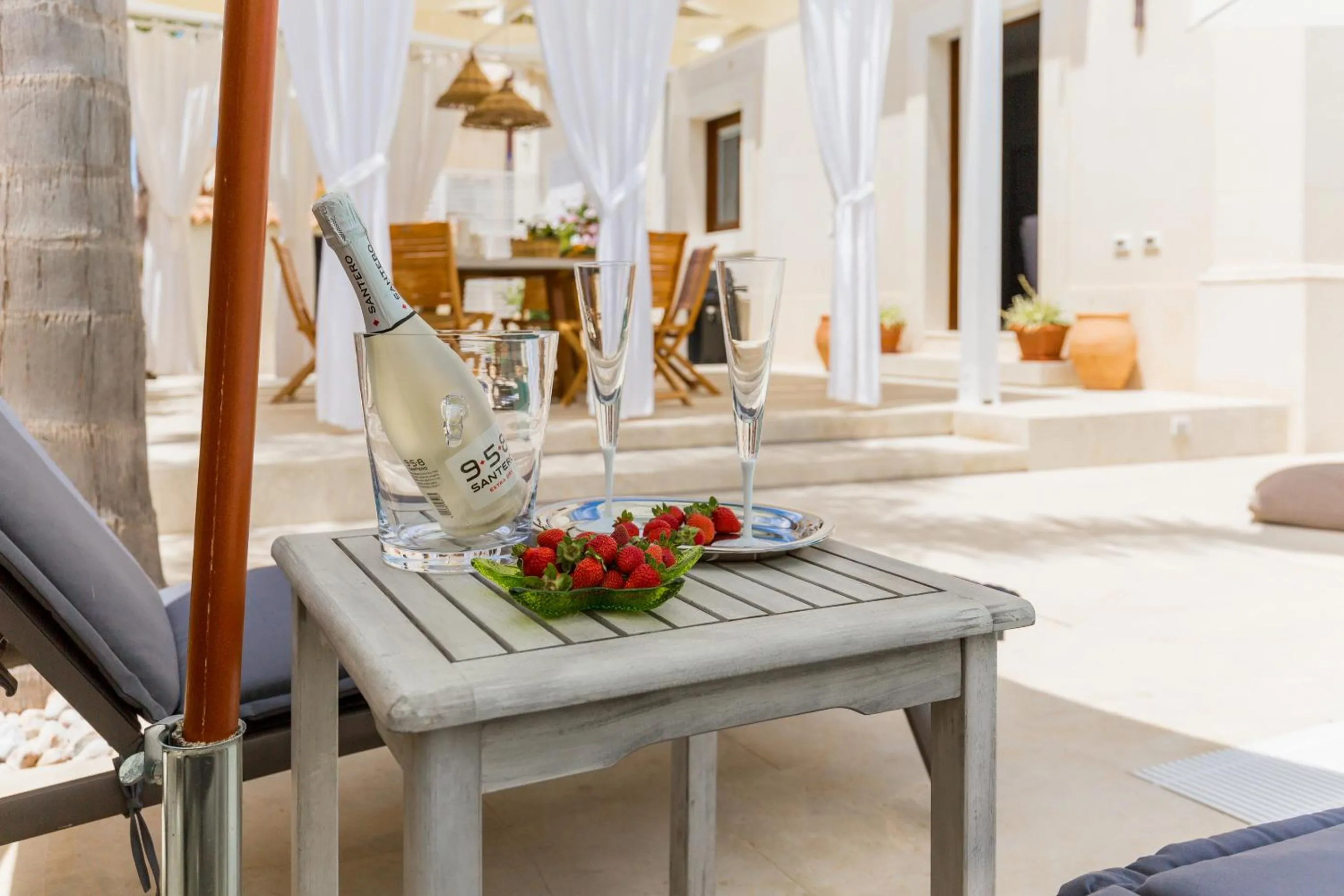 Food and drinks in Villa Raphael