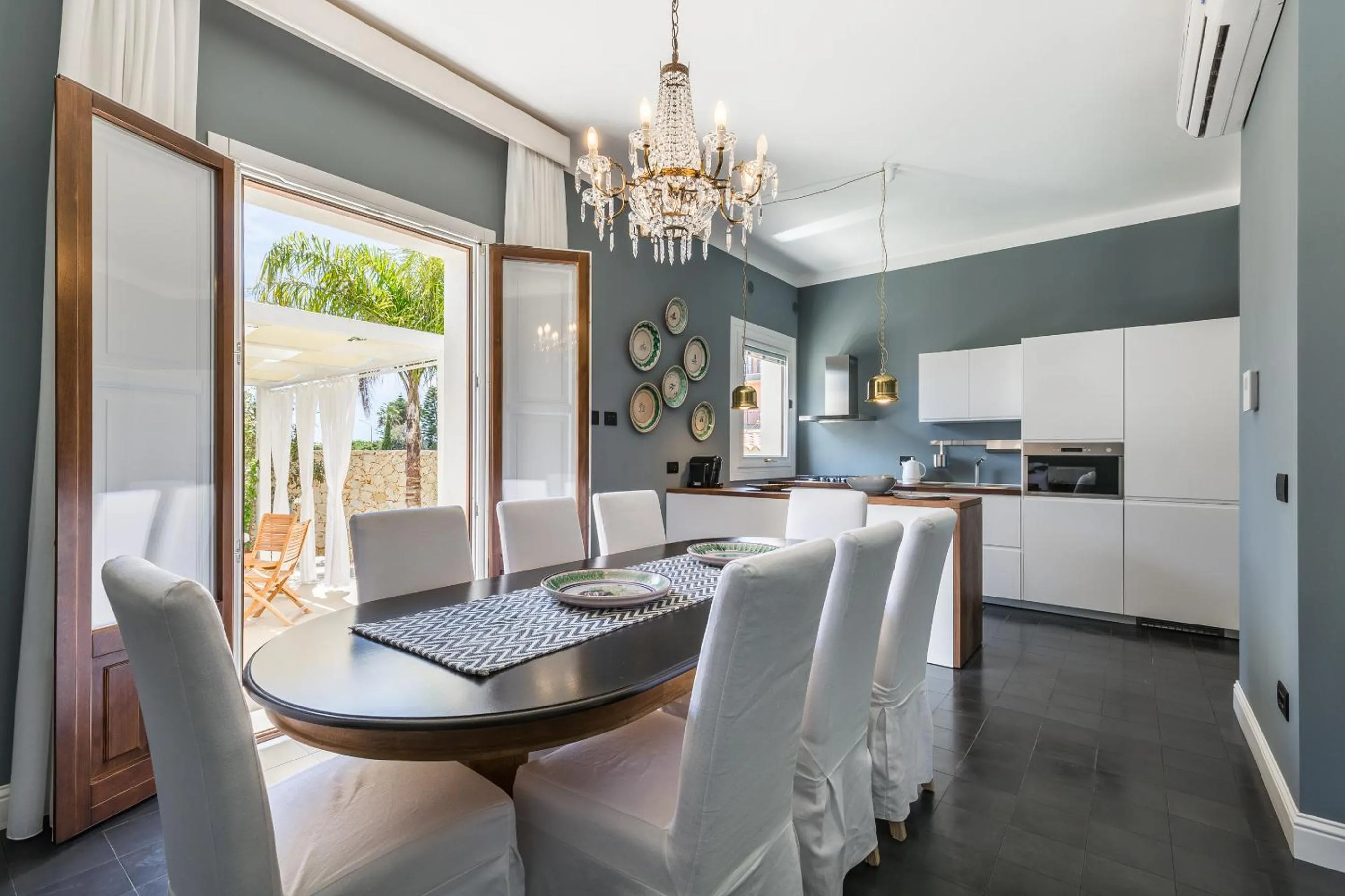 Dining area in Villa Raphael