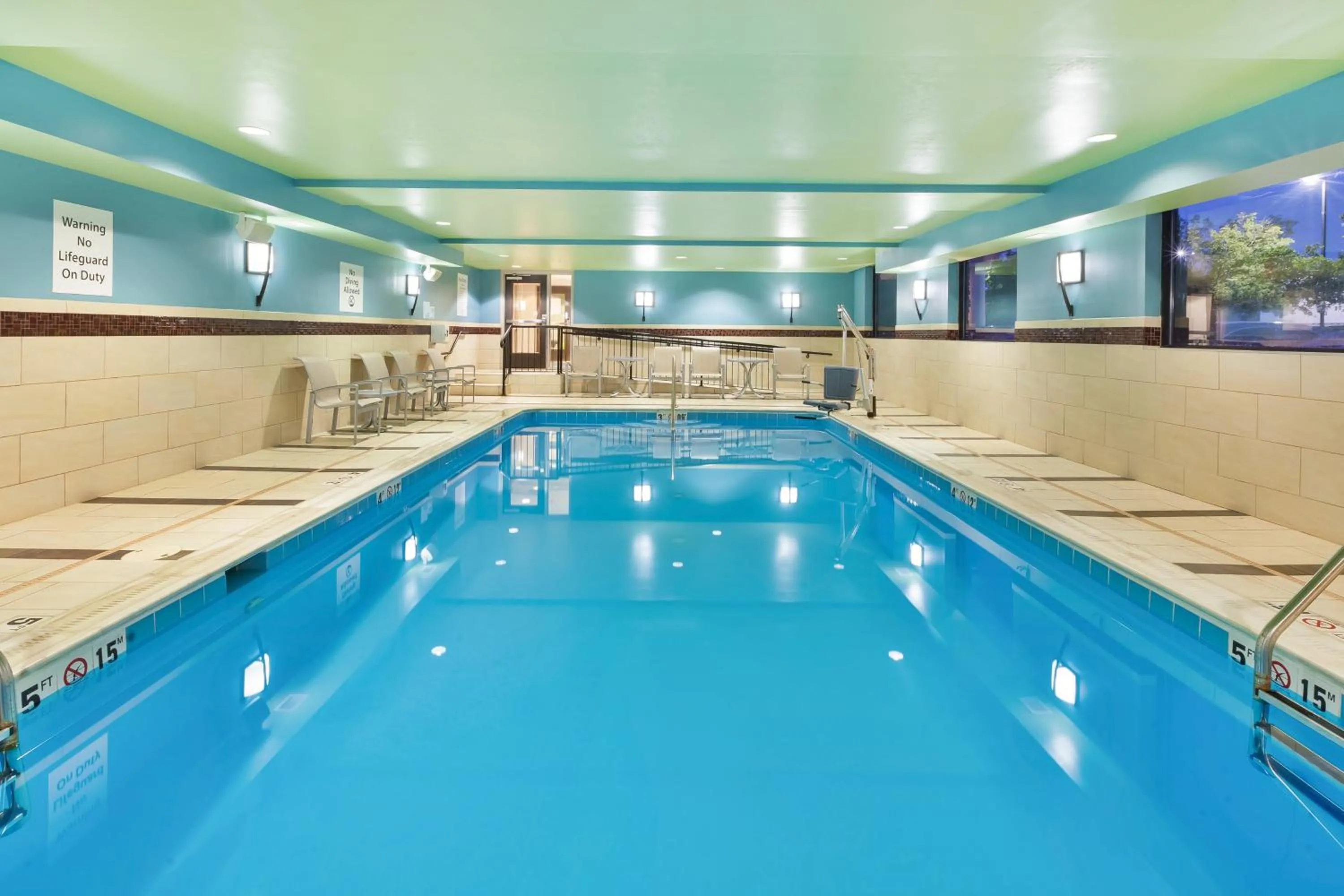 Swimming pool in Holiday Inn Express - Waldorf by IHG