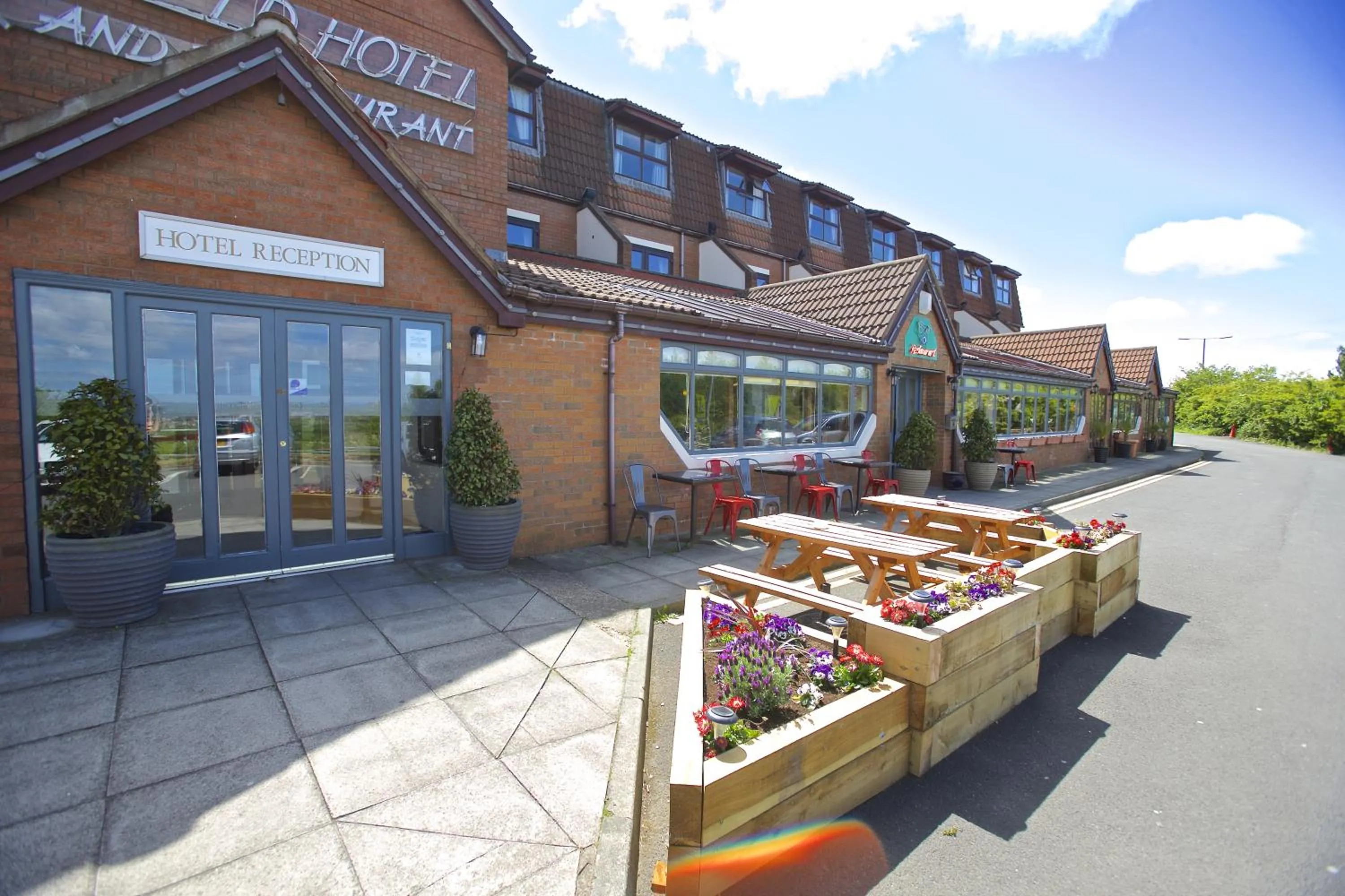 Facade/entrance in Highfield Hotel