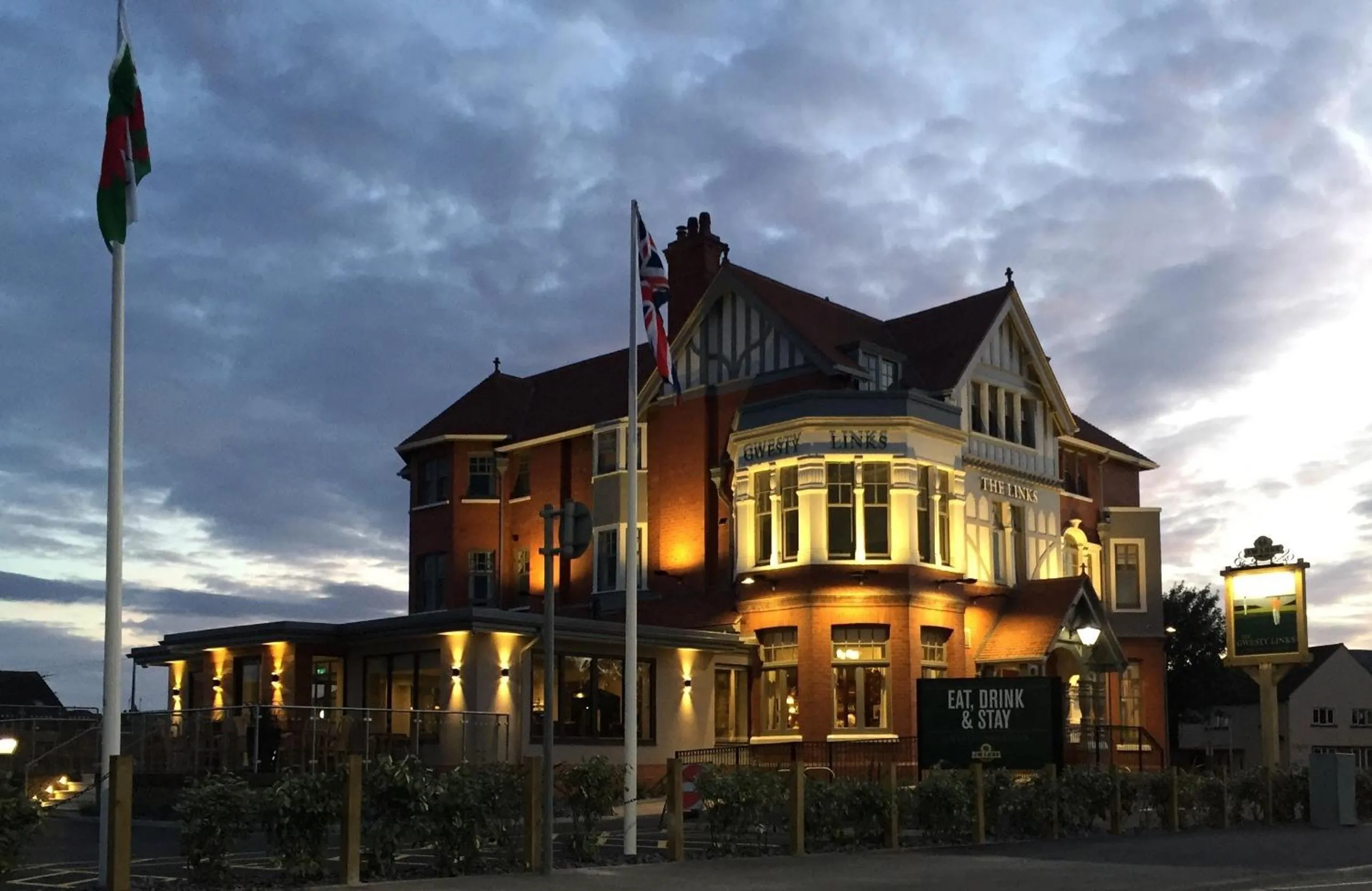 Property building in Gwesty Links