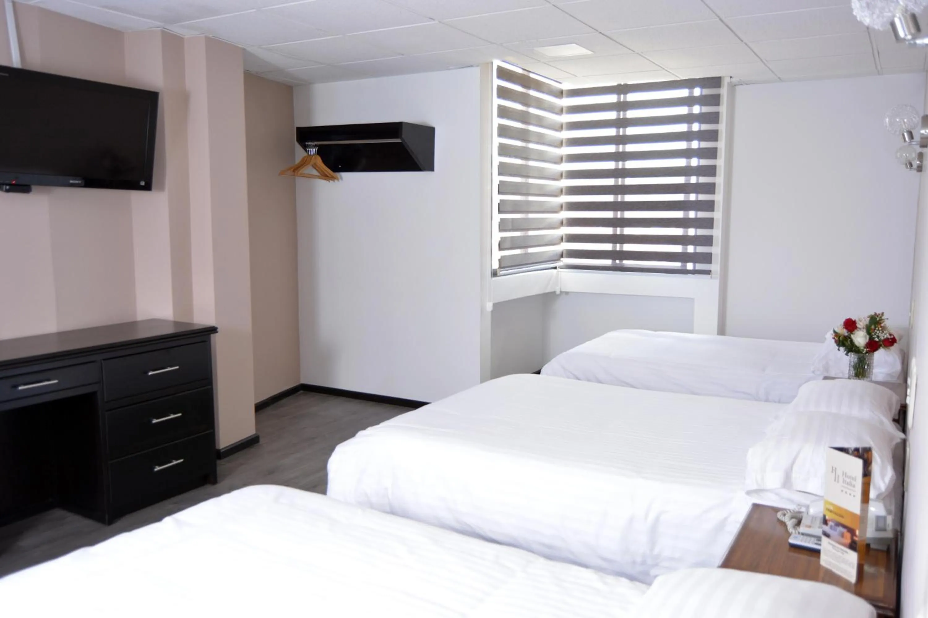 Communal lounge/ TV room, Bed in Hotel Italia Cuenca - Tranvia Centro & Aeropuerto