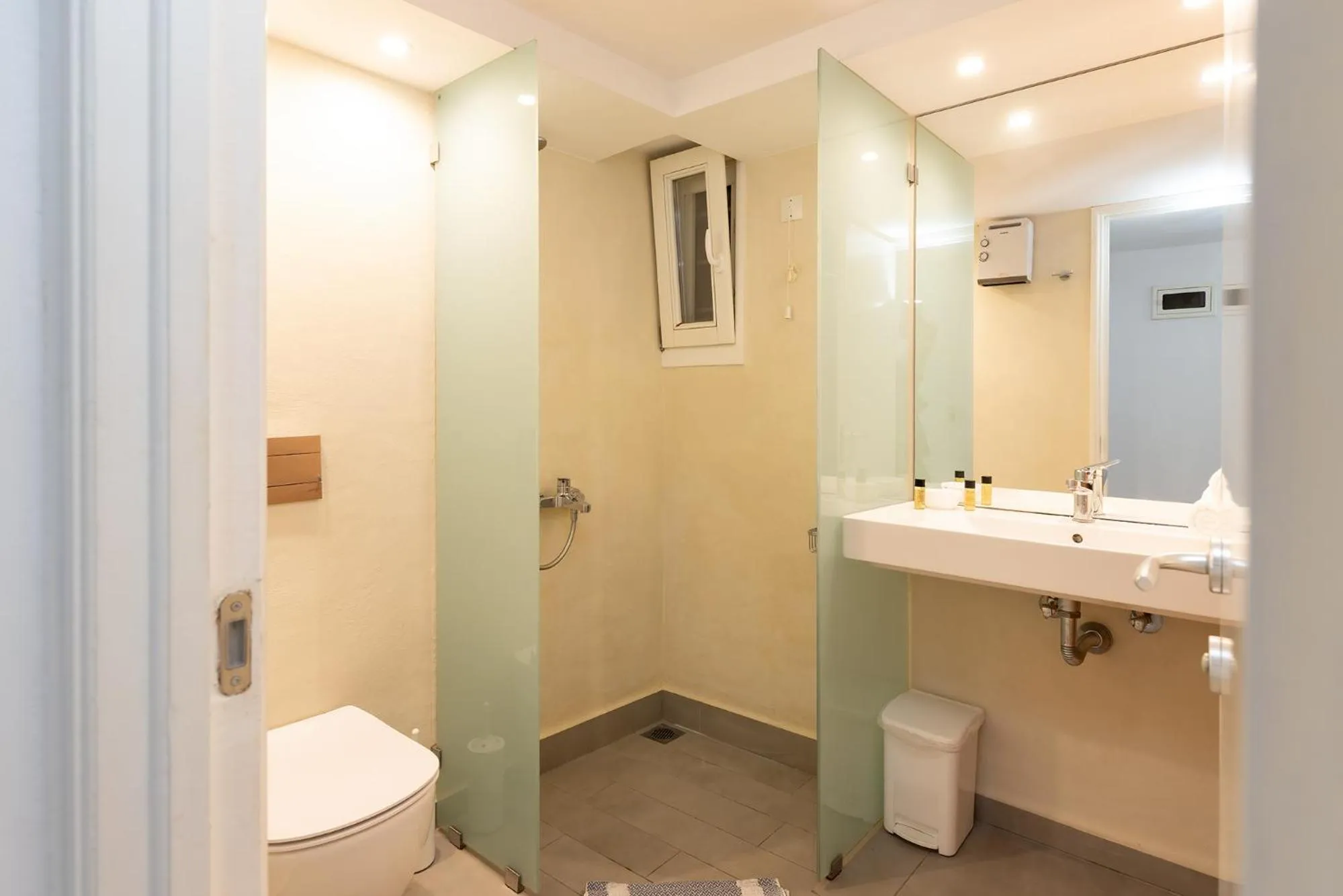 Bathroom in Achilleas Pension