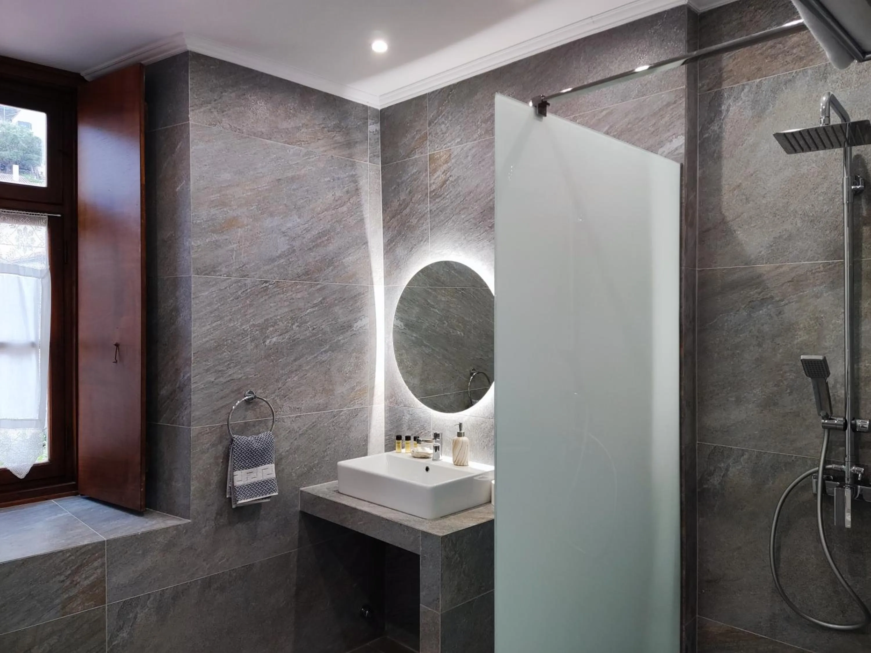 Bathroom in Achilleas Pension