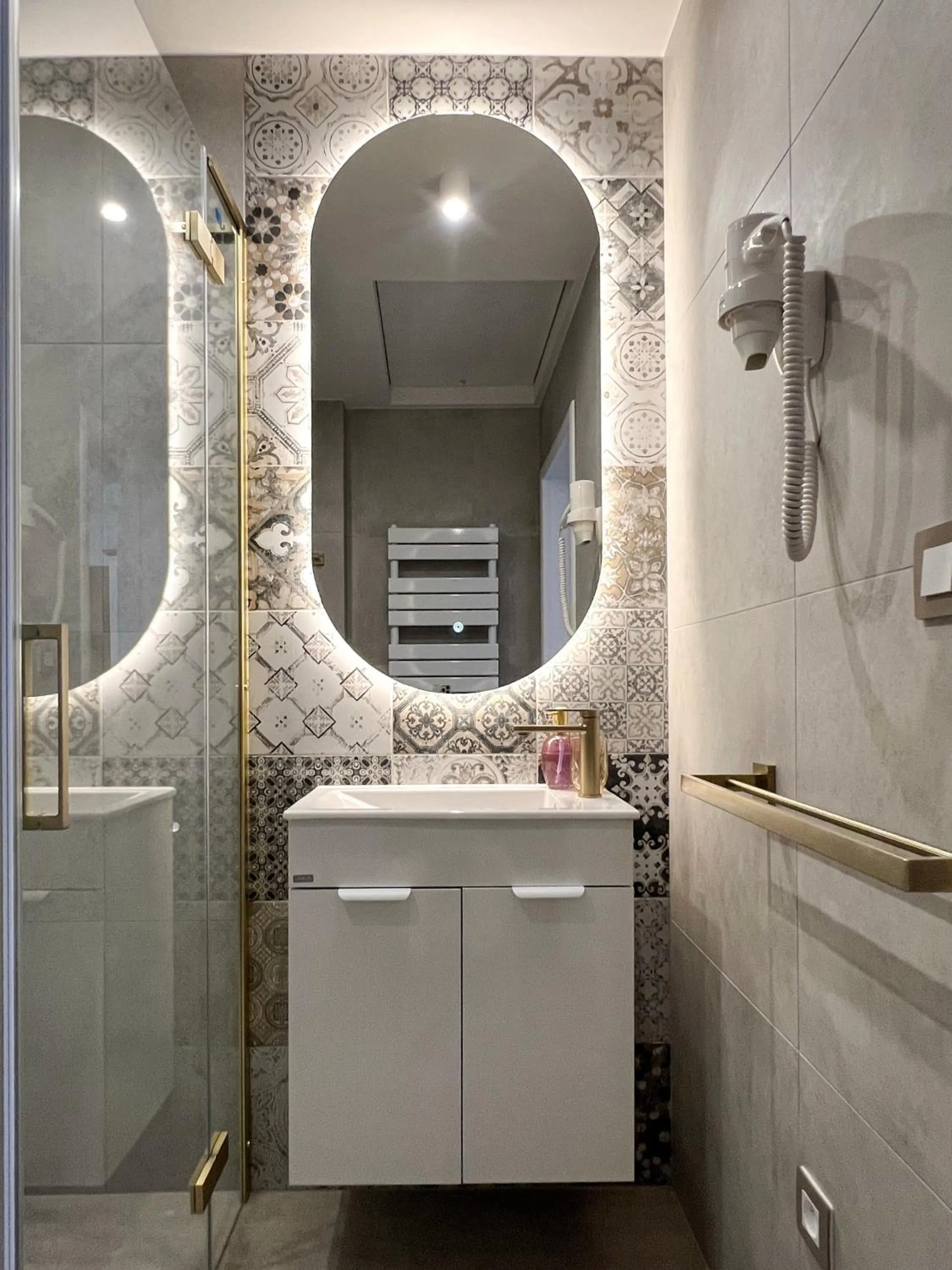 Shower in Hotel Lony