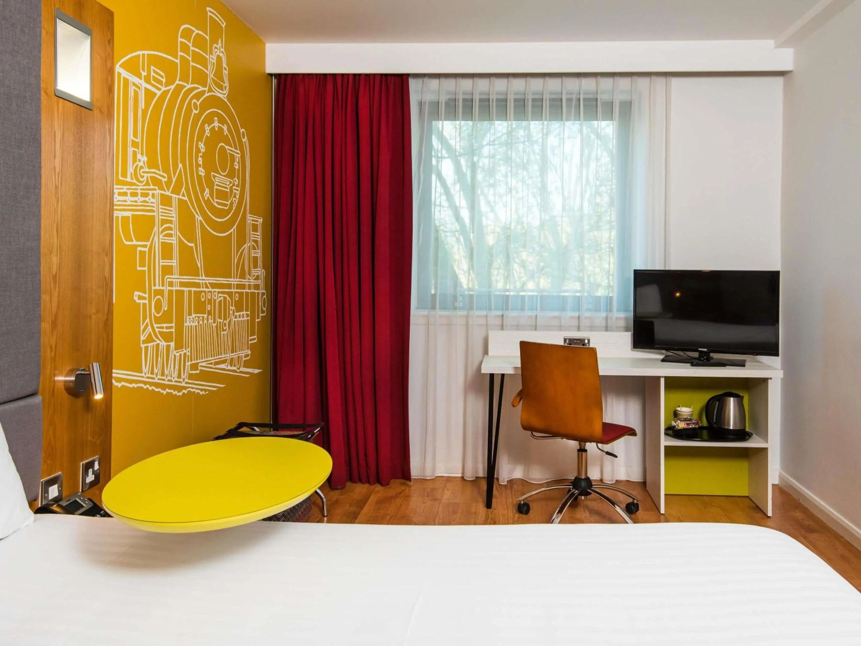 Bedroom, Bed in ibis Styles Crewe