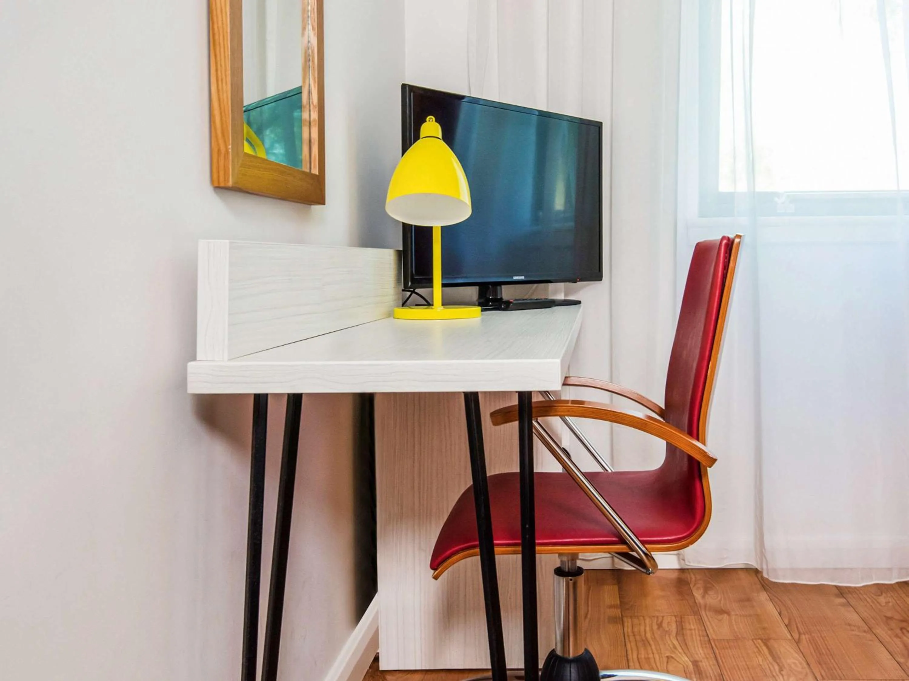 Photo of the whole room in ibis Styles Crewe