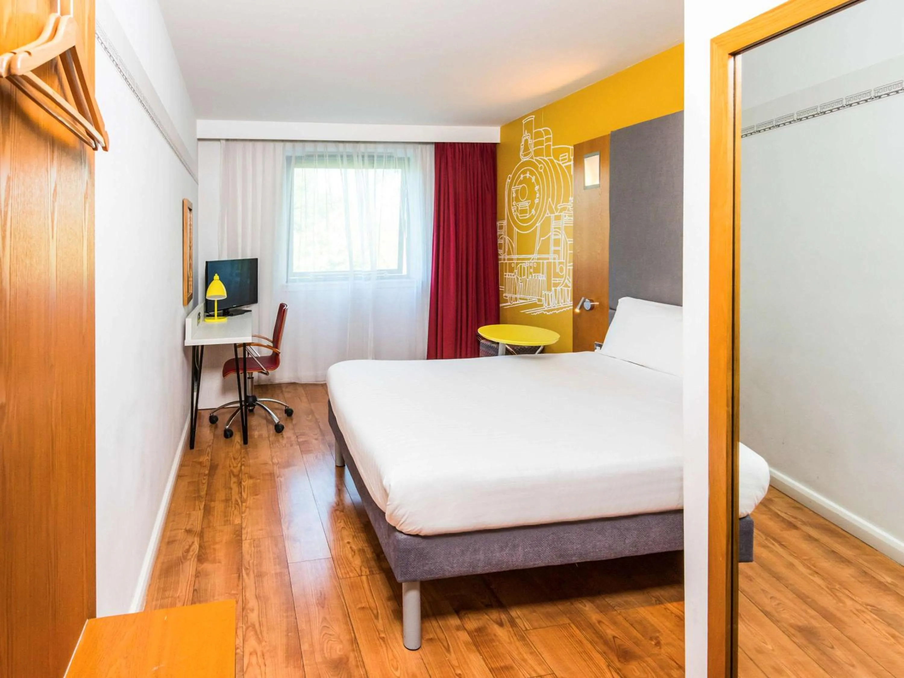 Photo of the whole room, Bed in ibis Styles Crewe