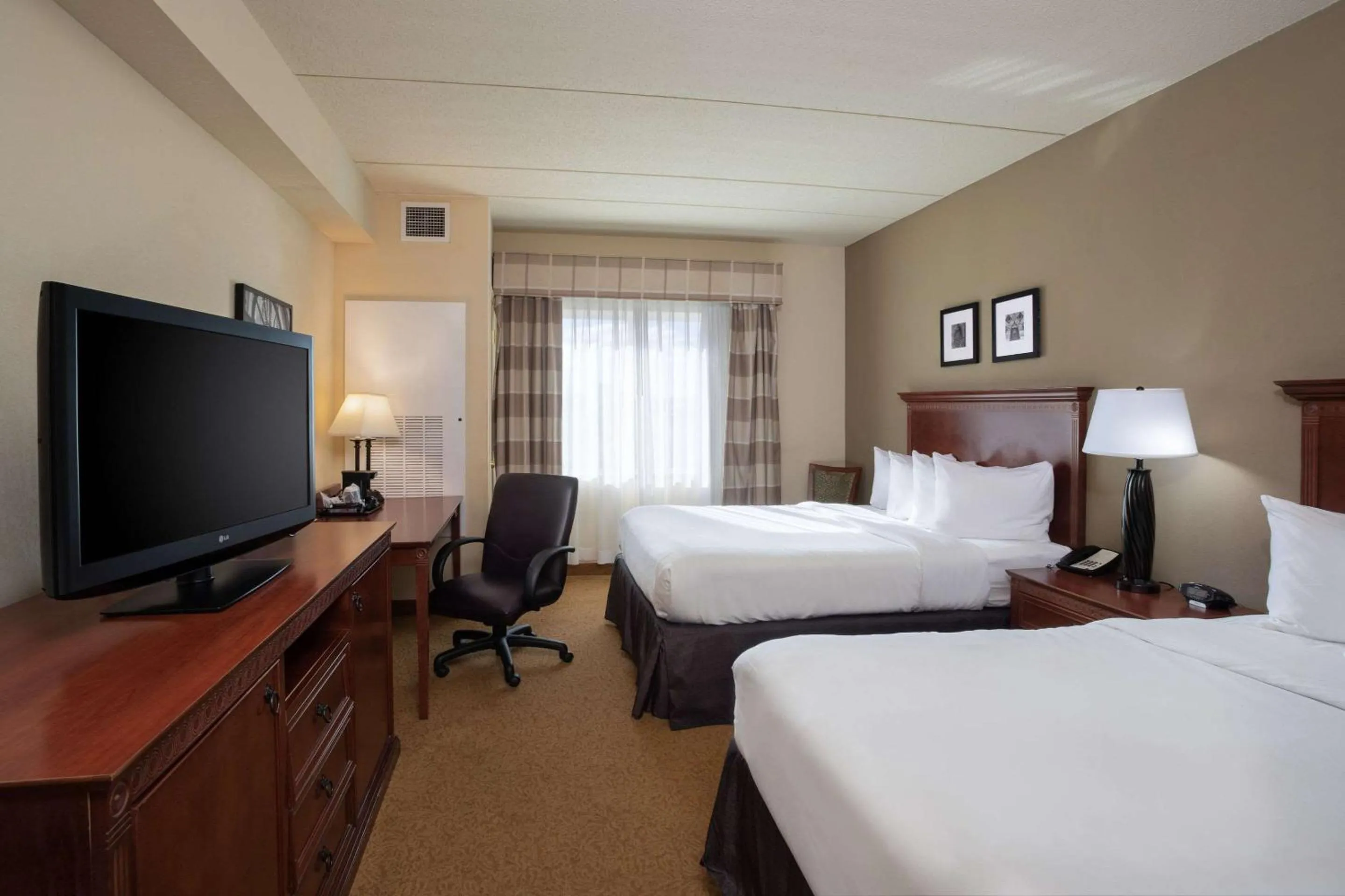 Bedroom, Bed in Country Inn & Suites by Radisson, Buffalo South I-90, NY