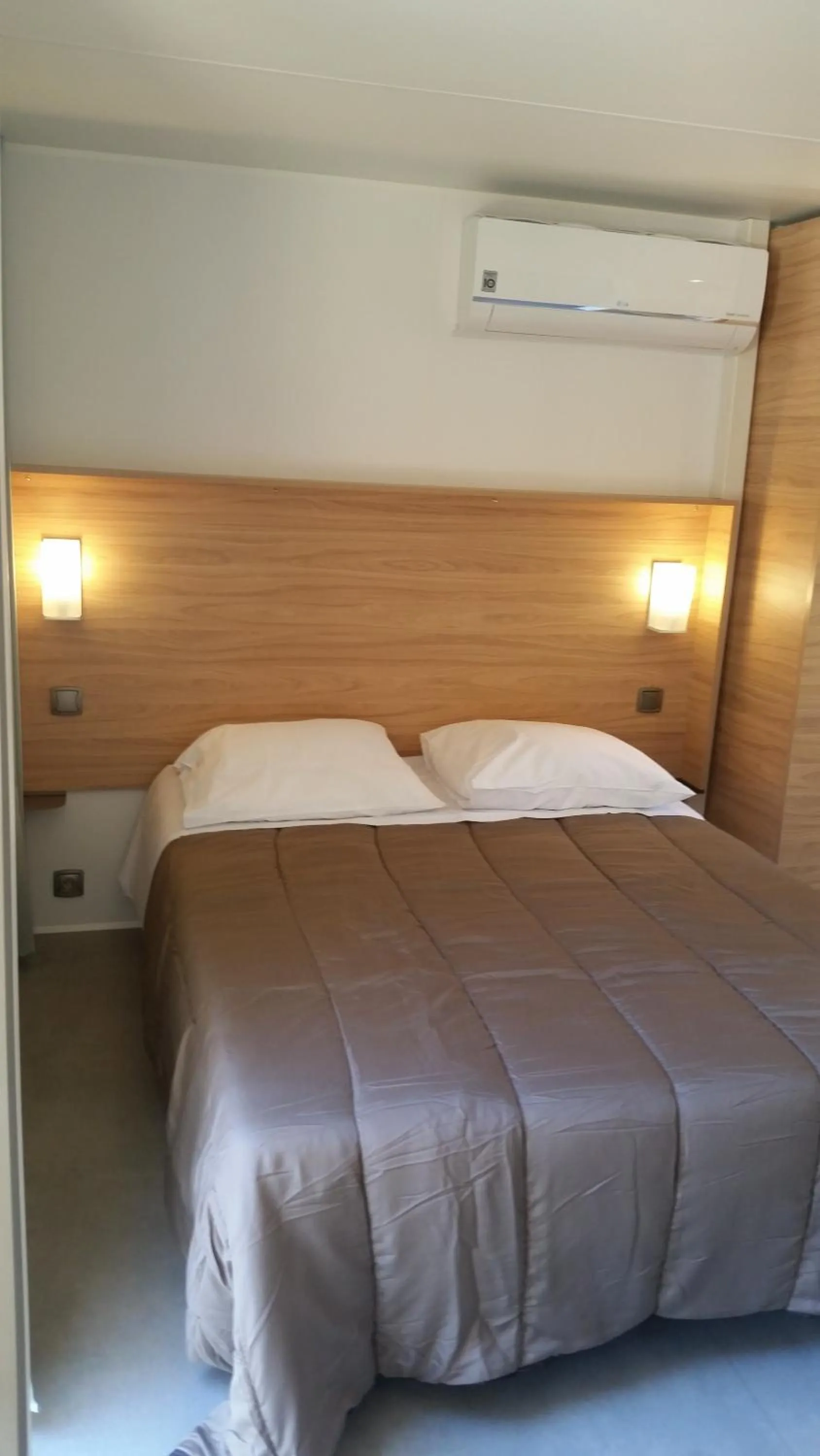 Shower, Bed in Camping La Pinède