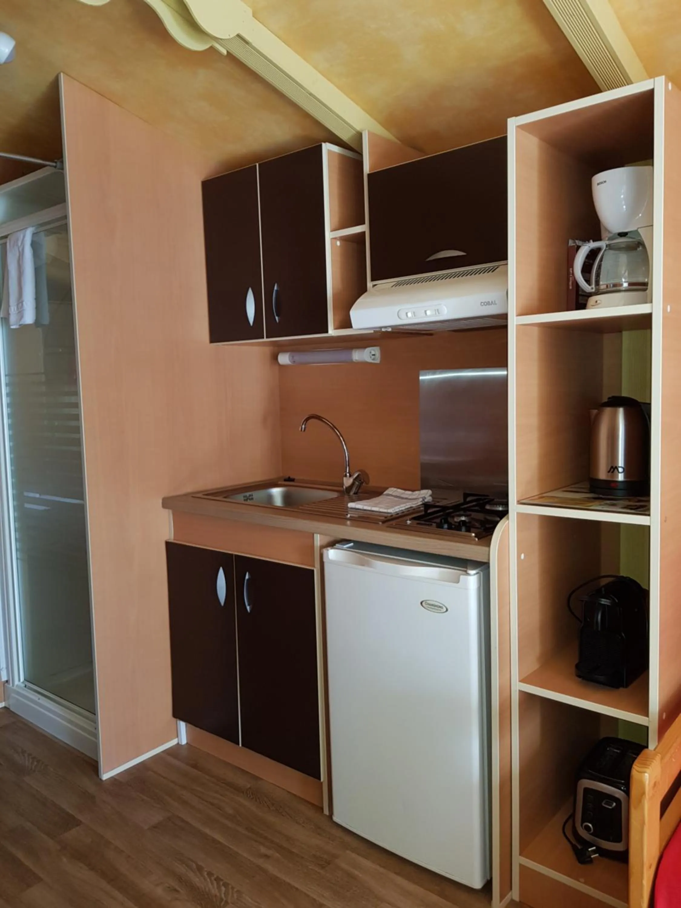 Kitchen or kitchenette in Camping La Pinède