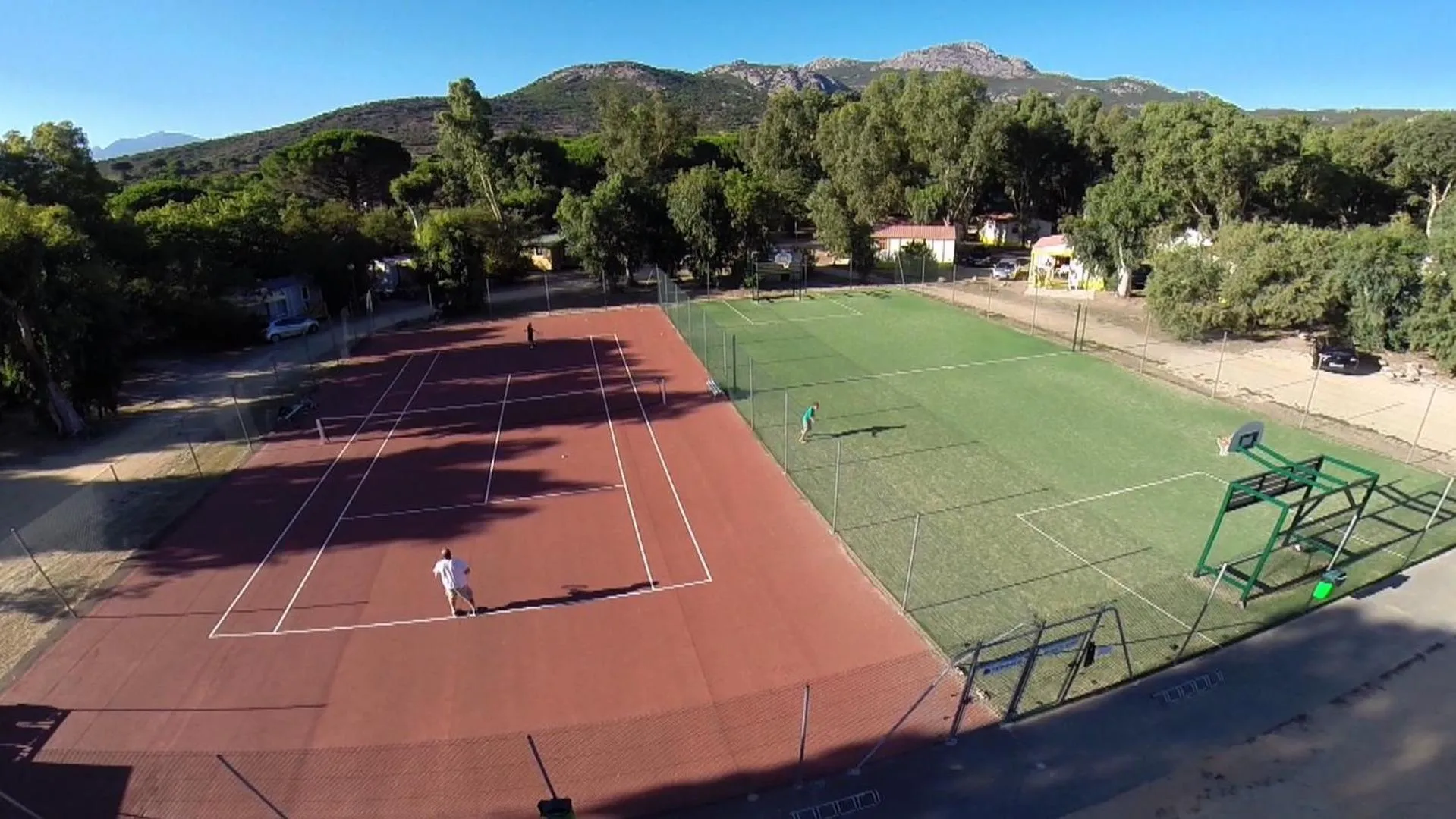 Tennis court in Camping La Pinède