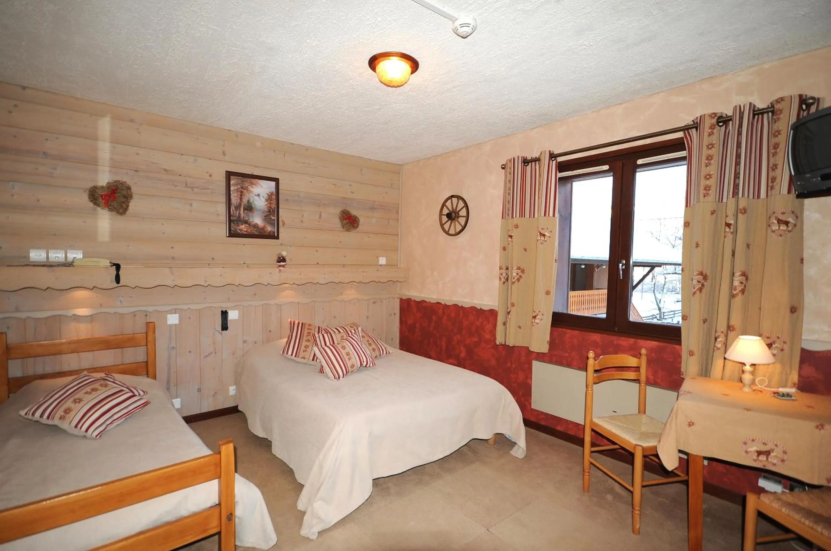 Photo of the whole room, Bed in La Boule de Neige