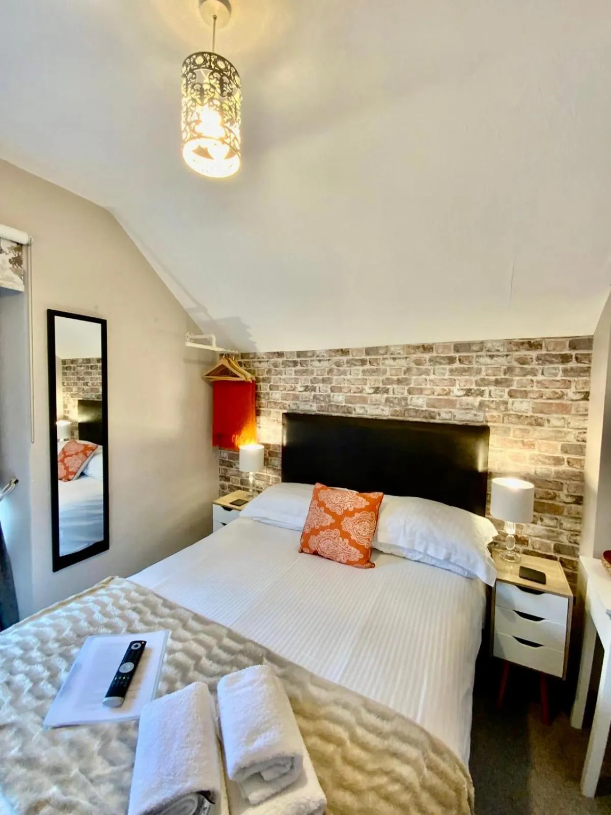 Bed in 3 Cambridge Villas