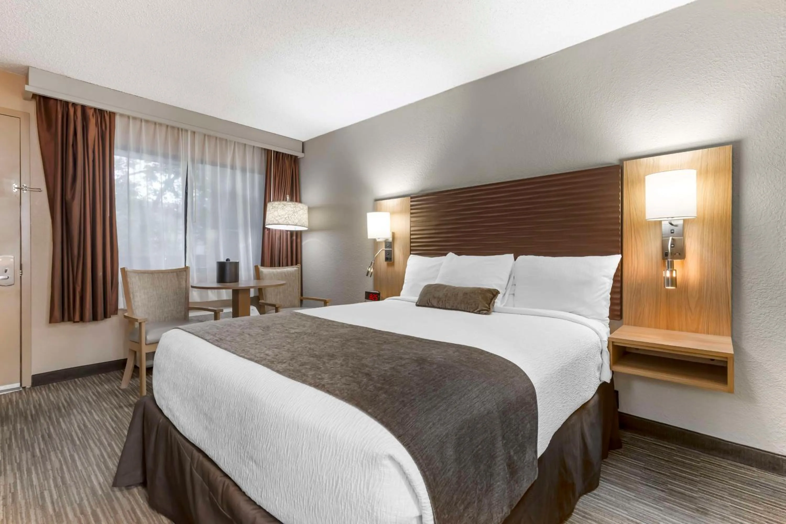 Bed in Best Western Plus Landing View Inn & Suites