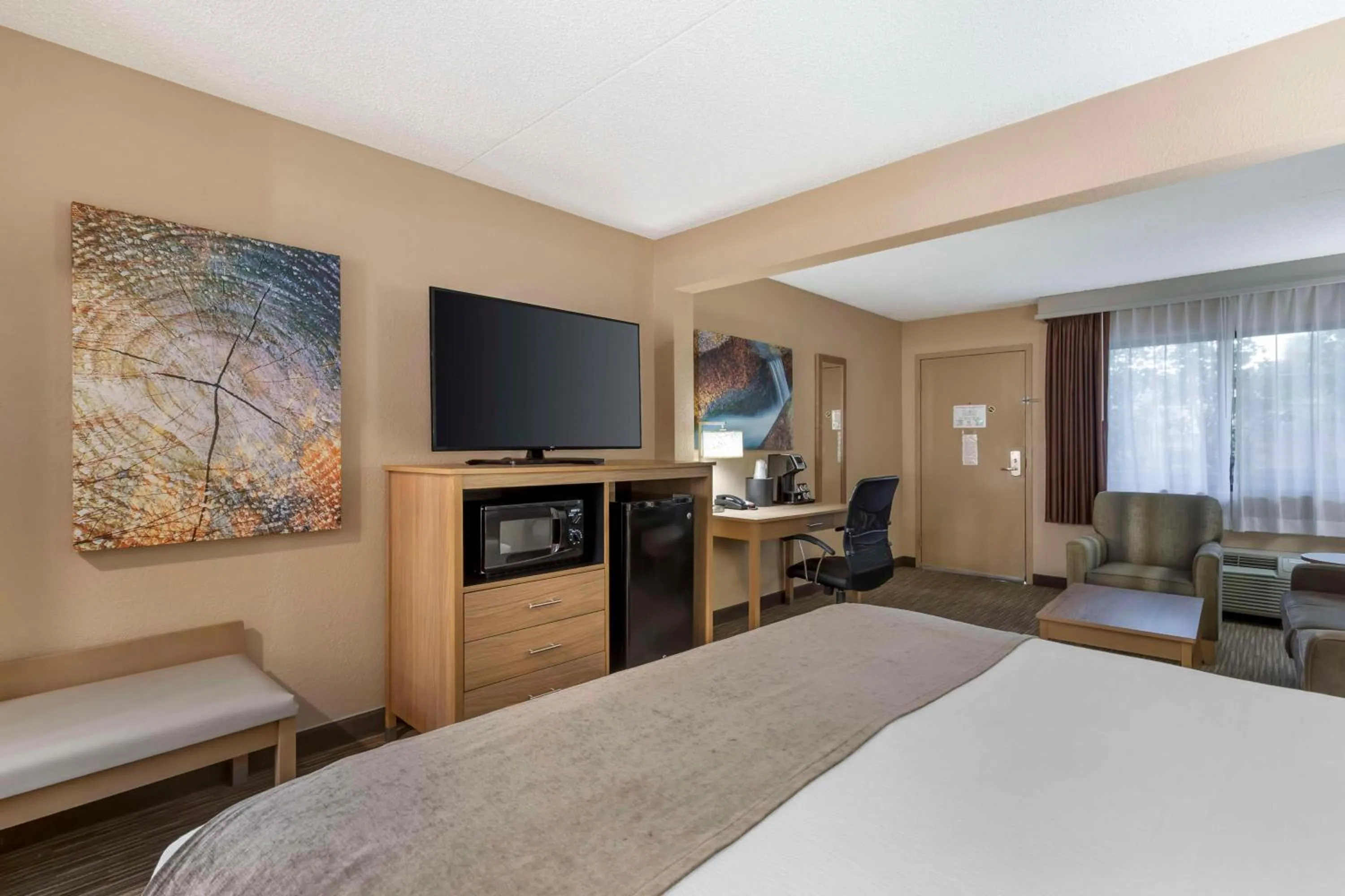 Bedroom, Bed in Best Western Plus Landing View Inn & Suites