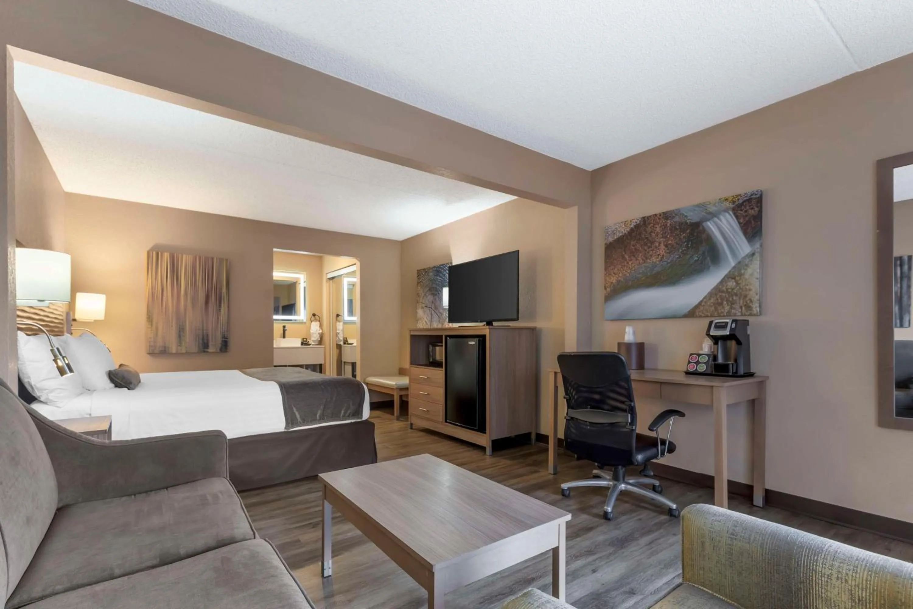 Bedroom, Bed in Best Western Plus Landing View Inn & Suites