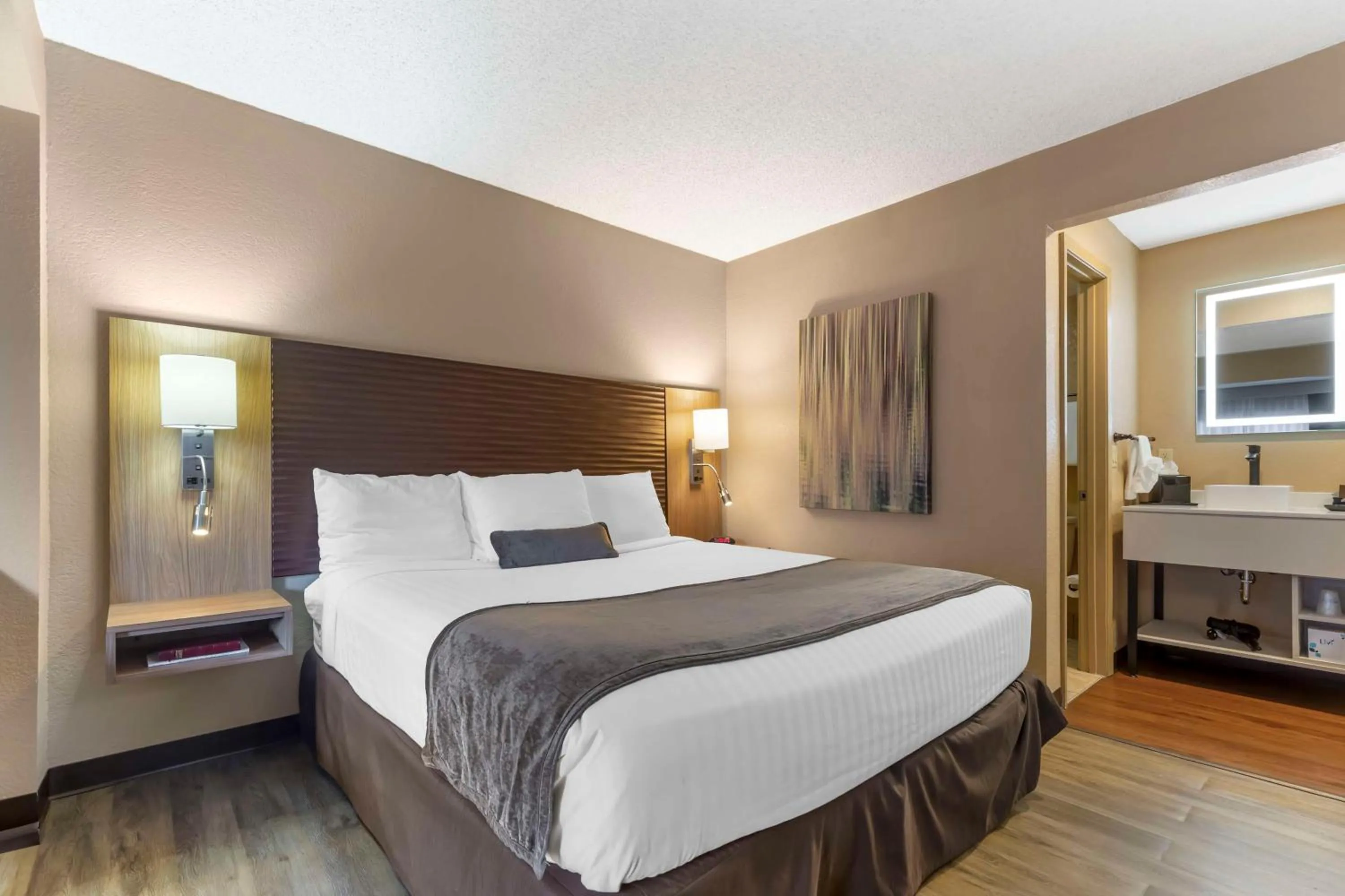 Bedroom, Bed in Best Western Plus Landing View Inn & Suites