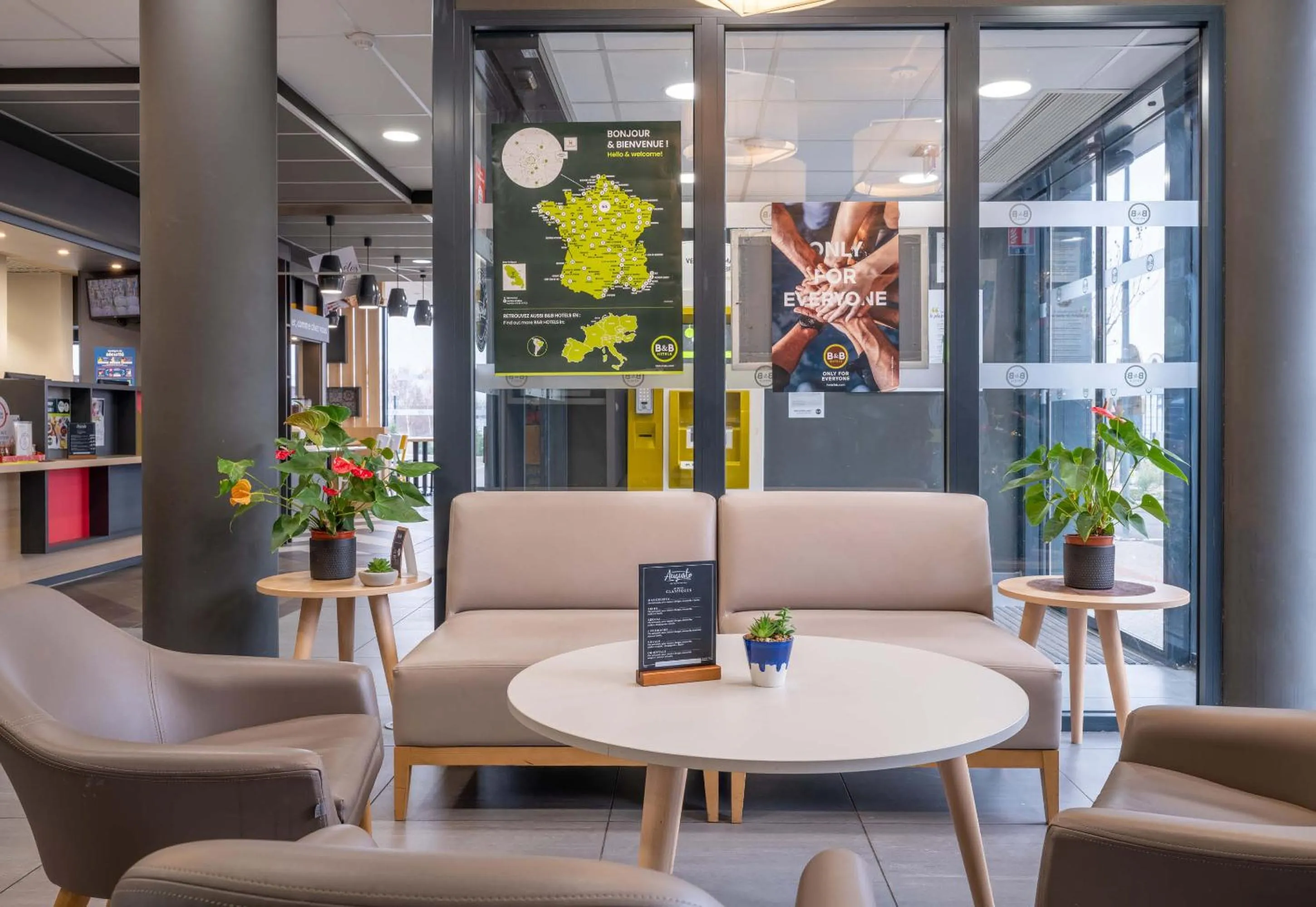 Seating area in B&B HOTEL ANNEMASSE Saint-Cergues