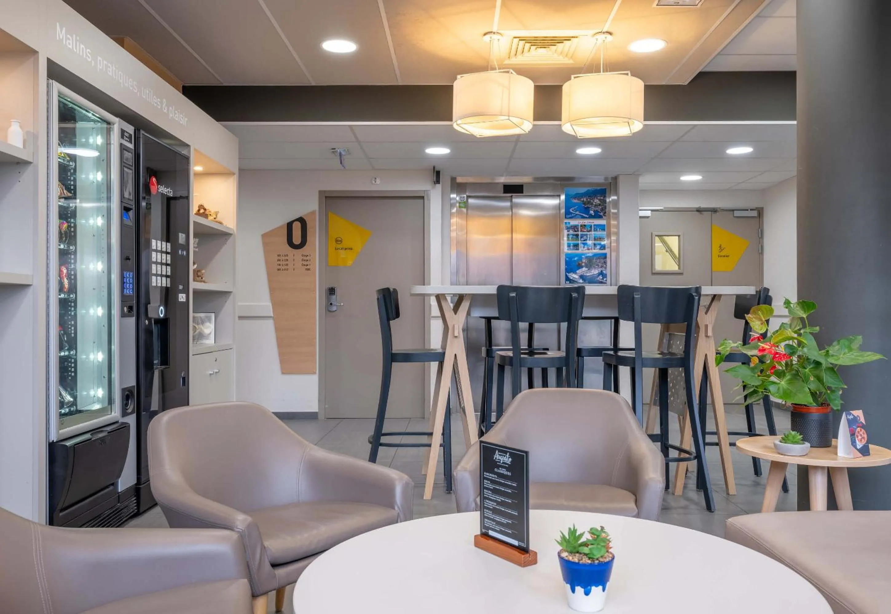 Seating area in B&B HOTEL ANNEMASSE Saint-Cergues