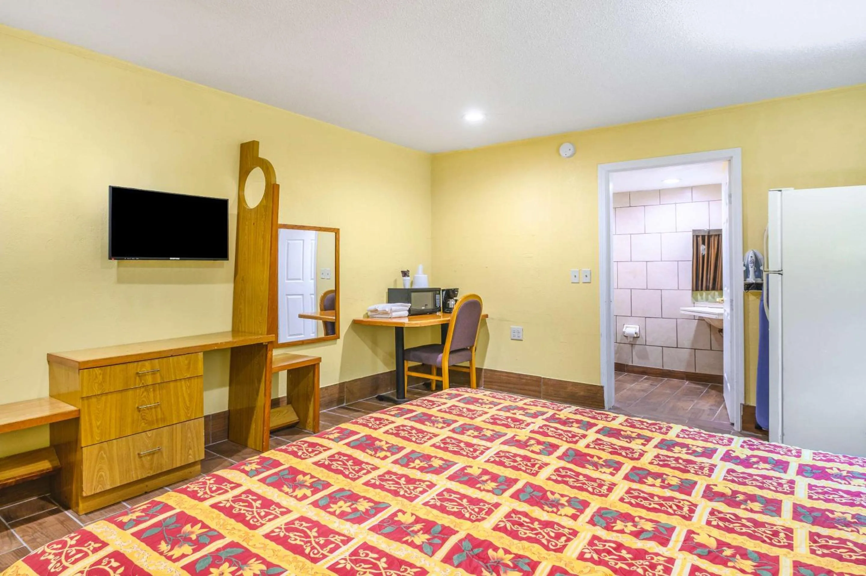 Bedroom, Bed in Rodeway Inn