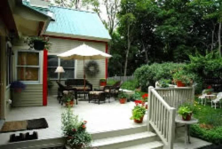 Patio in Red Elephant Inn Bed and Breakfast