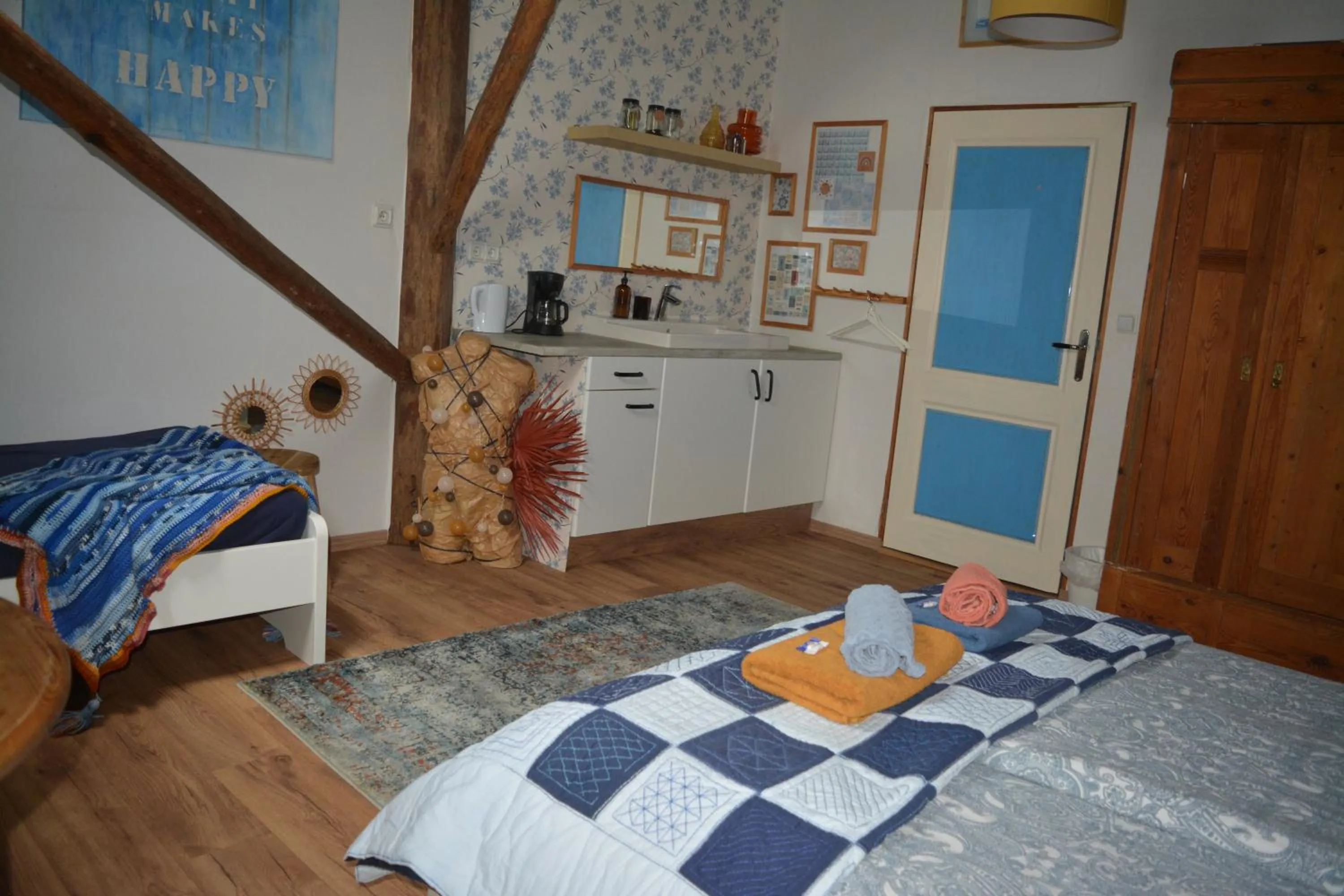 Photo of the whole room, Bed in Tintaglia, betaalbaar en gastvrij