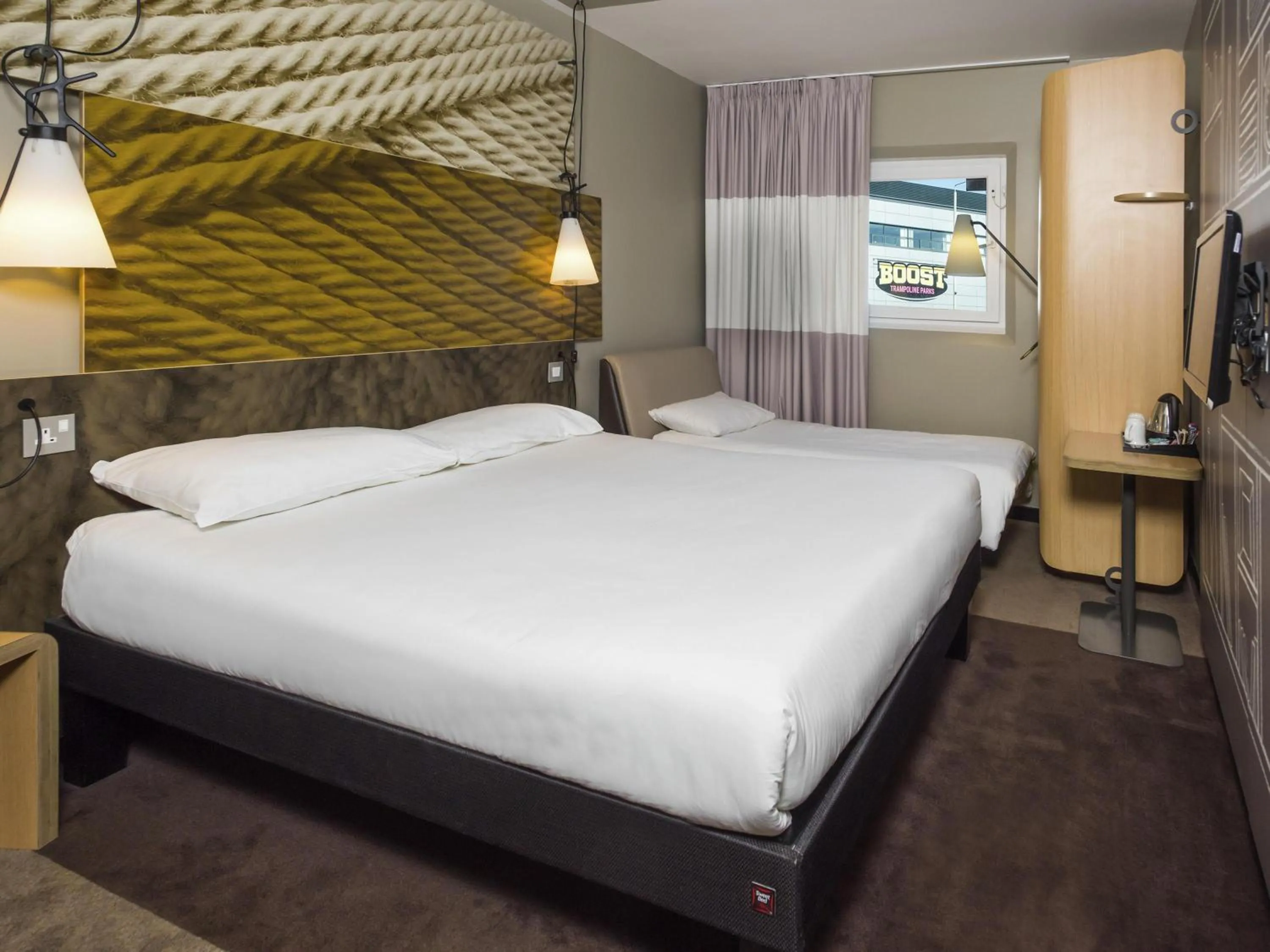 Bedroom, Bed in ibis Leicester