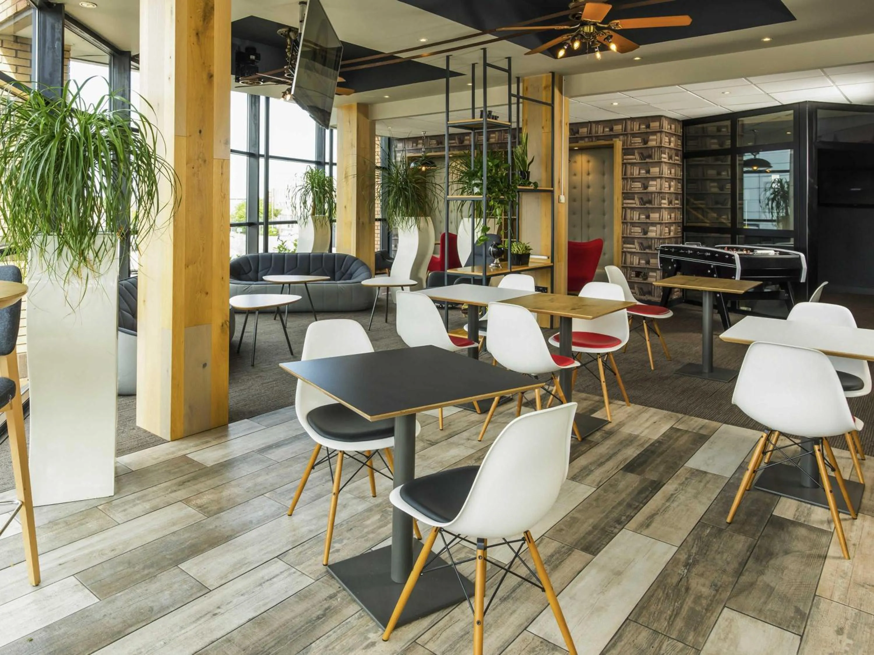 Restaurant/places to eat in ibis Leicester