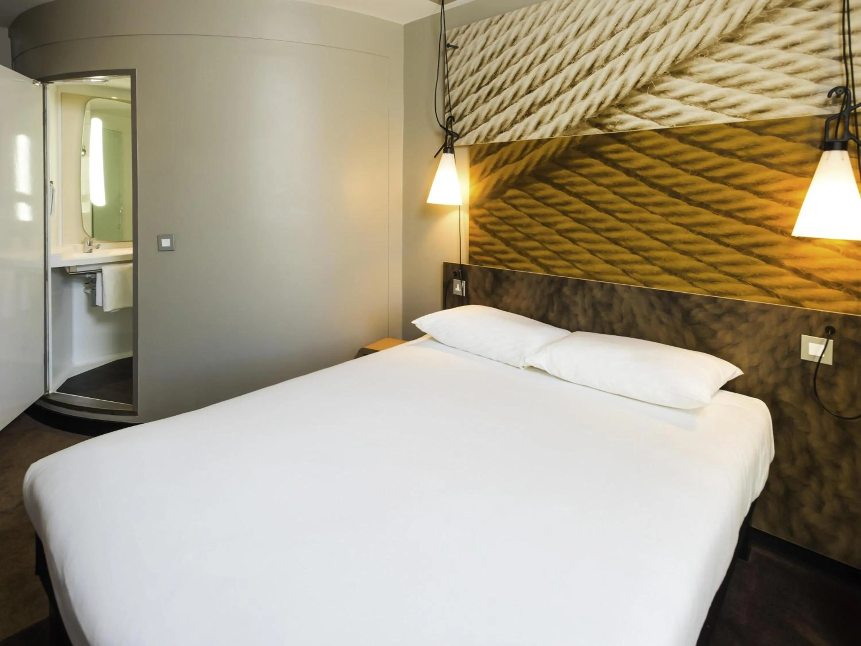 Bedroom, Bed in ibis Leicester