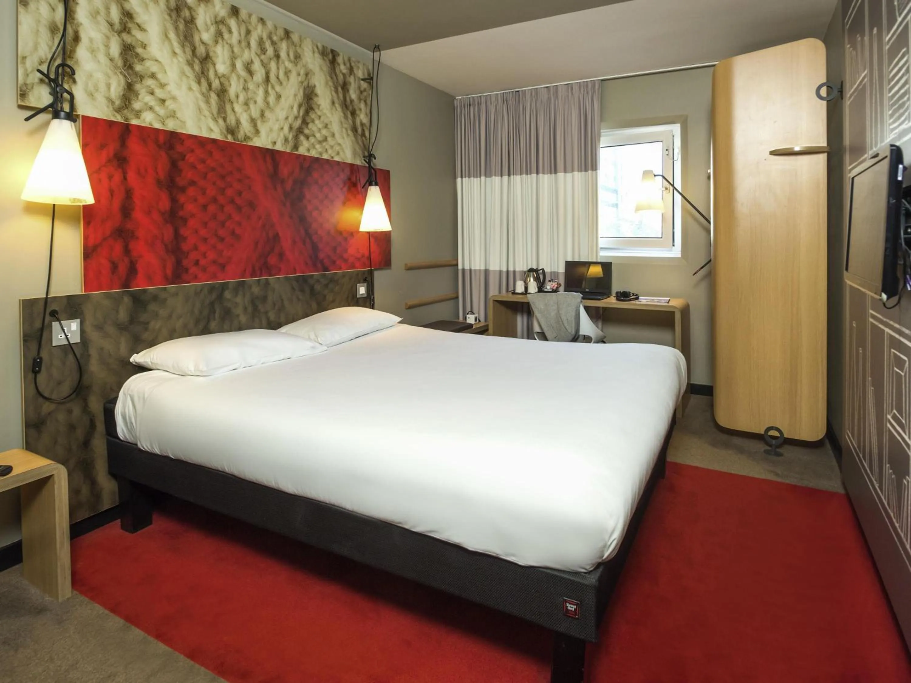 Bedroom, Bed in ibis Leicester